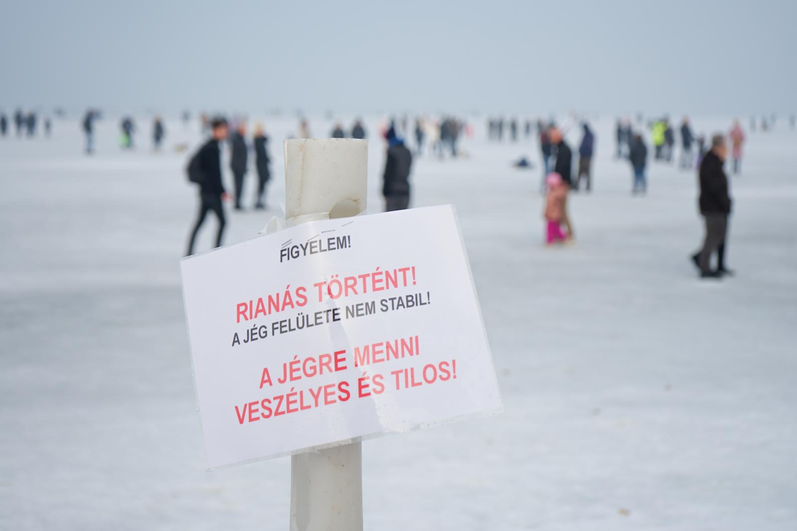 Hiába a tiltás, több százan mentek a jégre Siófokon