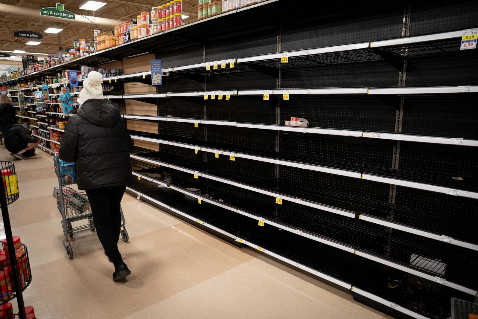 A boltok polcairól sokhelyütt villámgyorsan elkapkodták az árut