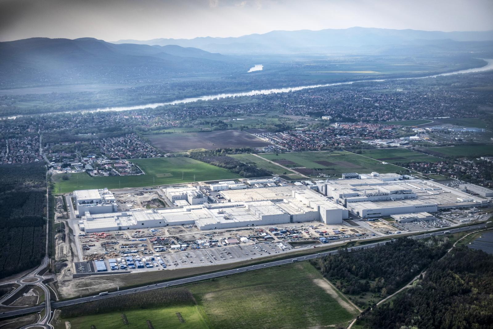 Elfogatóparancsot adtak ki a gödi Samsung-gyárban megégett villanyszerelő miatt megvádolt művezető ellen