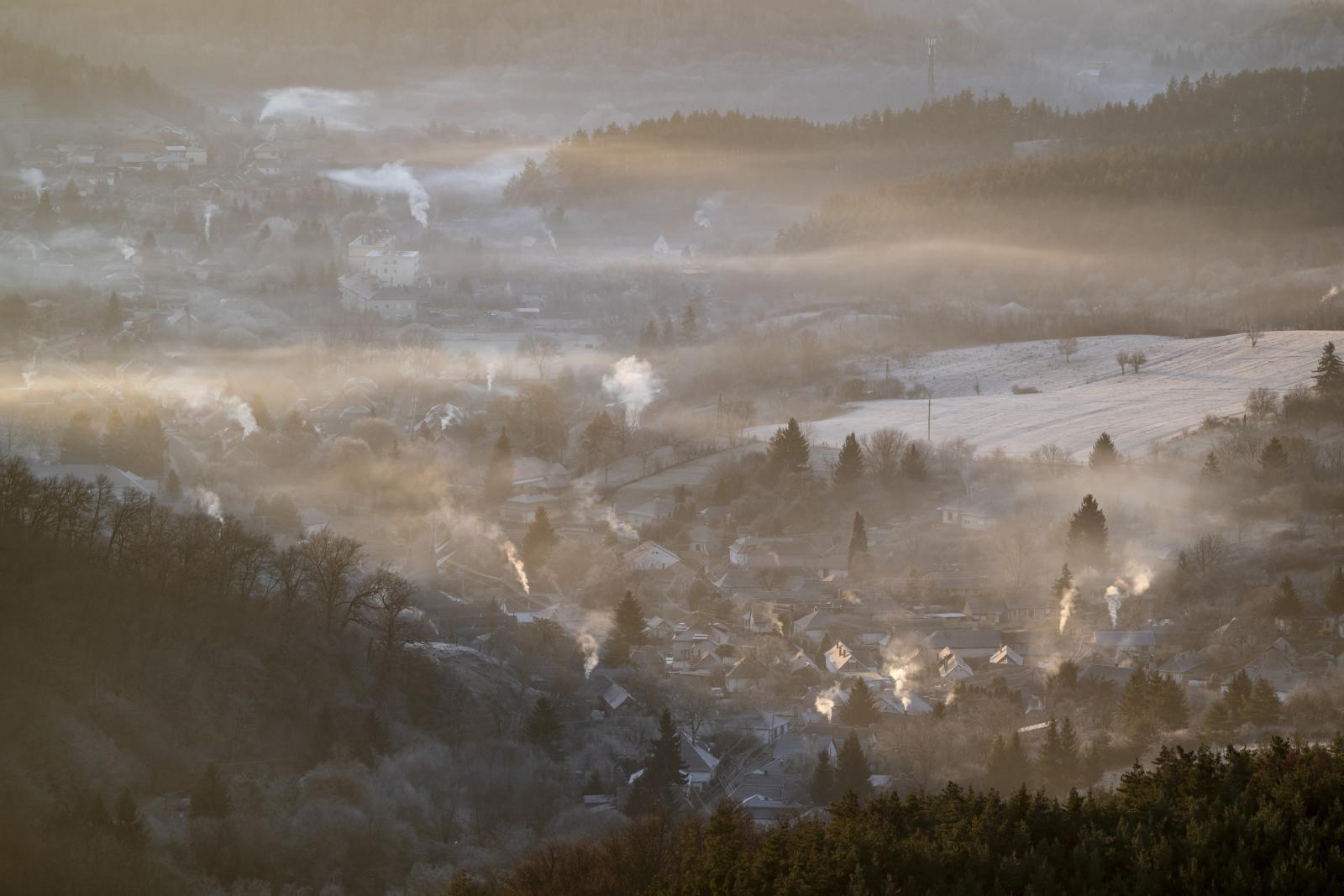 Esős idővel búcsúzik a hétvége, hétfőre figyelmeztetést adtak ki a köd miatt
