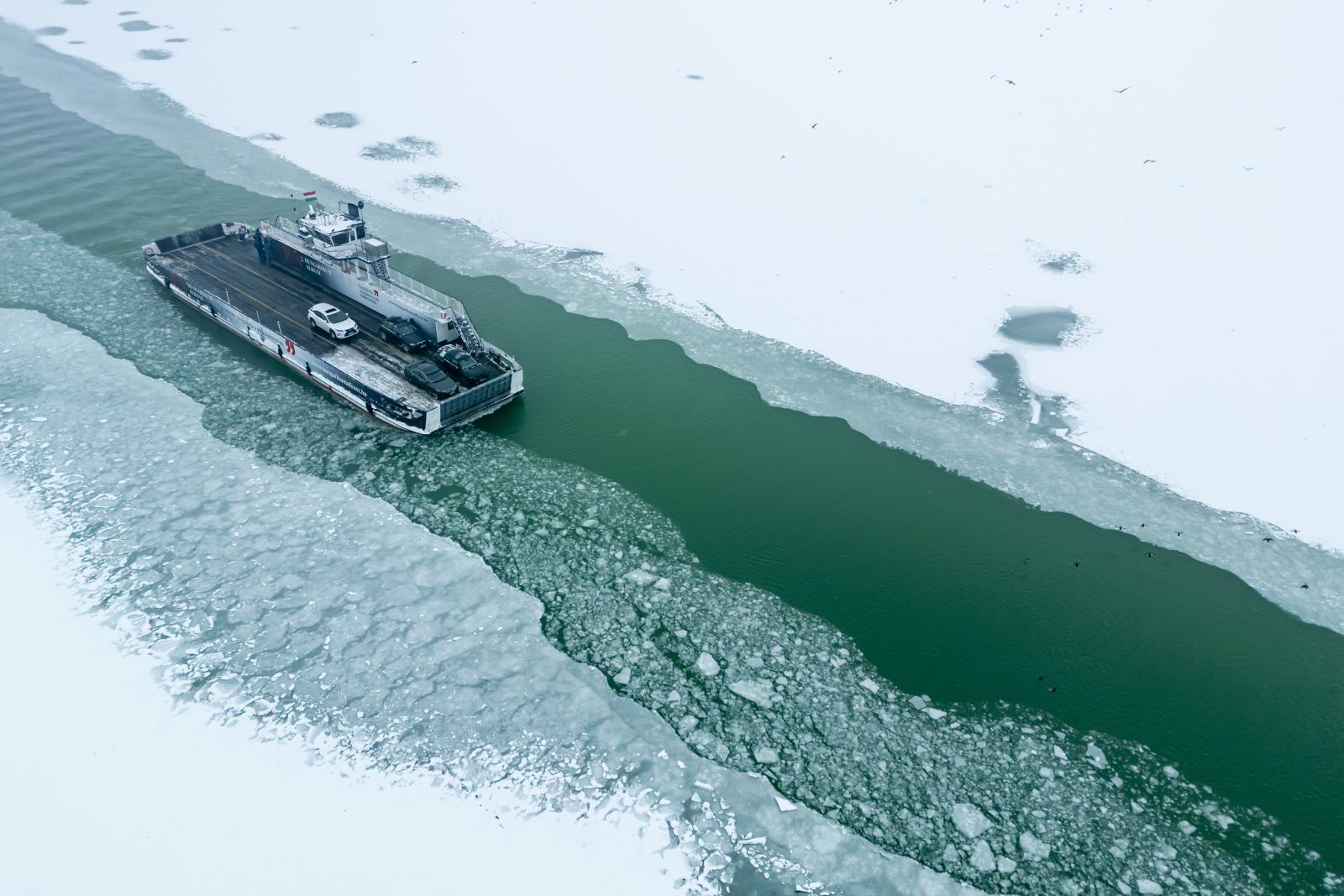 Vasárnaptól már tilos a Balaton jegére menni