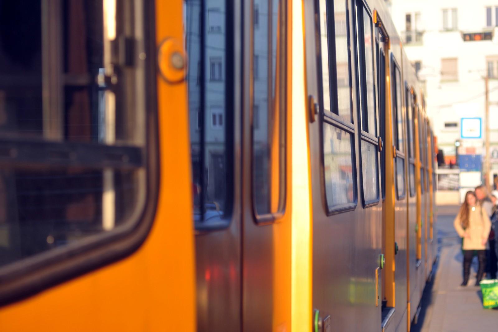 A sínekre hajtott egy autó, egy óráig állt a villamosforgalom a Szent János Kórháznál