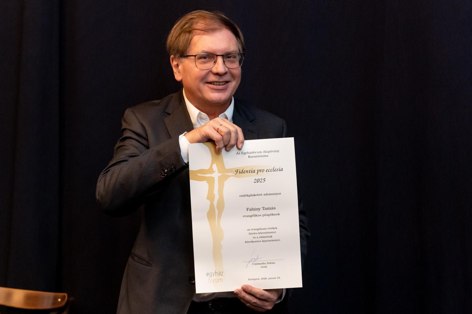 „Sem kormánypárti, sem ellenzéki egyház nem szeretnénk lenni. Krisztus egyháza szeretnénk lenni” – Díjat kapott Fabiny Tamás