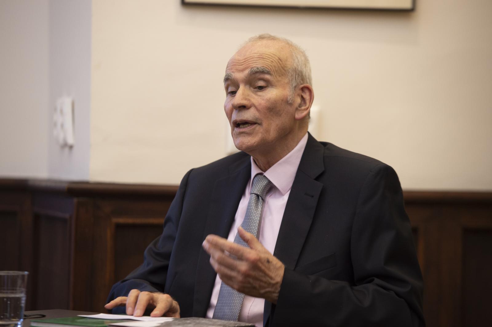 „...halk léptekkel közeledik az ősz”