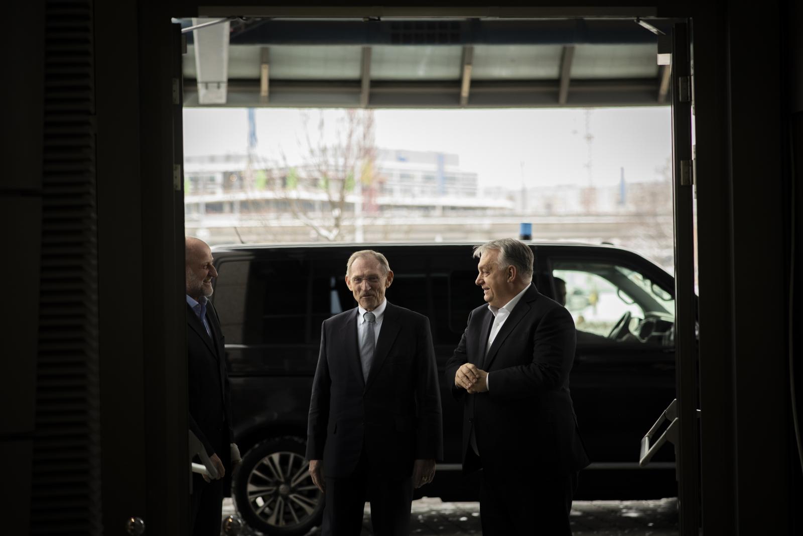 VSquare: Biró Marcell válthatja Pintér Sándort, ha Orbán Viktor hatalmon marad, a miniszterelnök kézi vezérlés alá vonná a rendőrséget