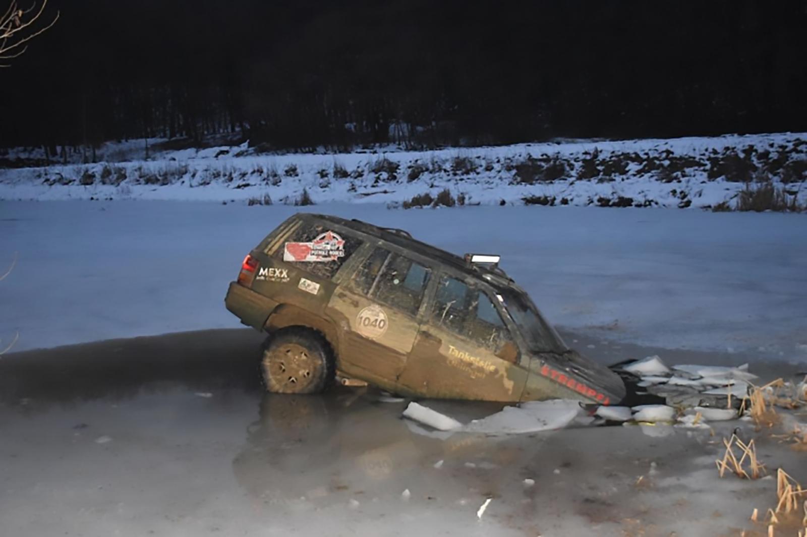 Terepjáróval hajtott a váraljai halastó jegére egy férfi