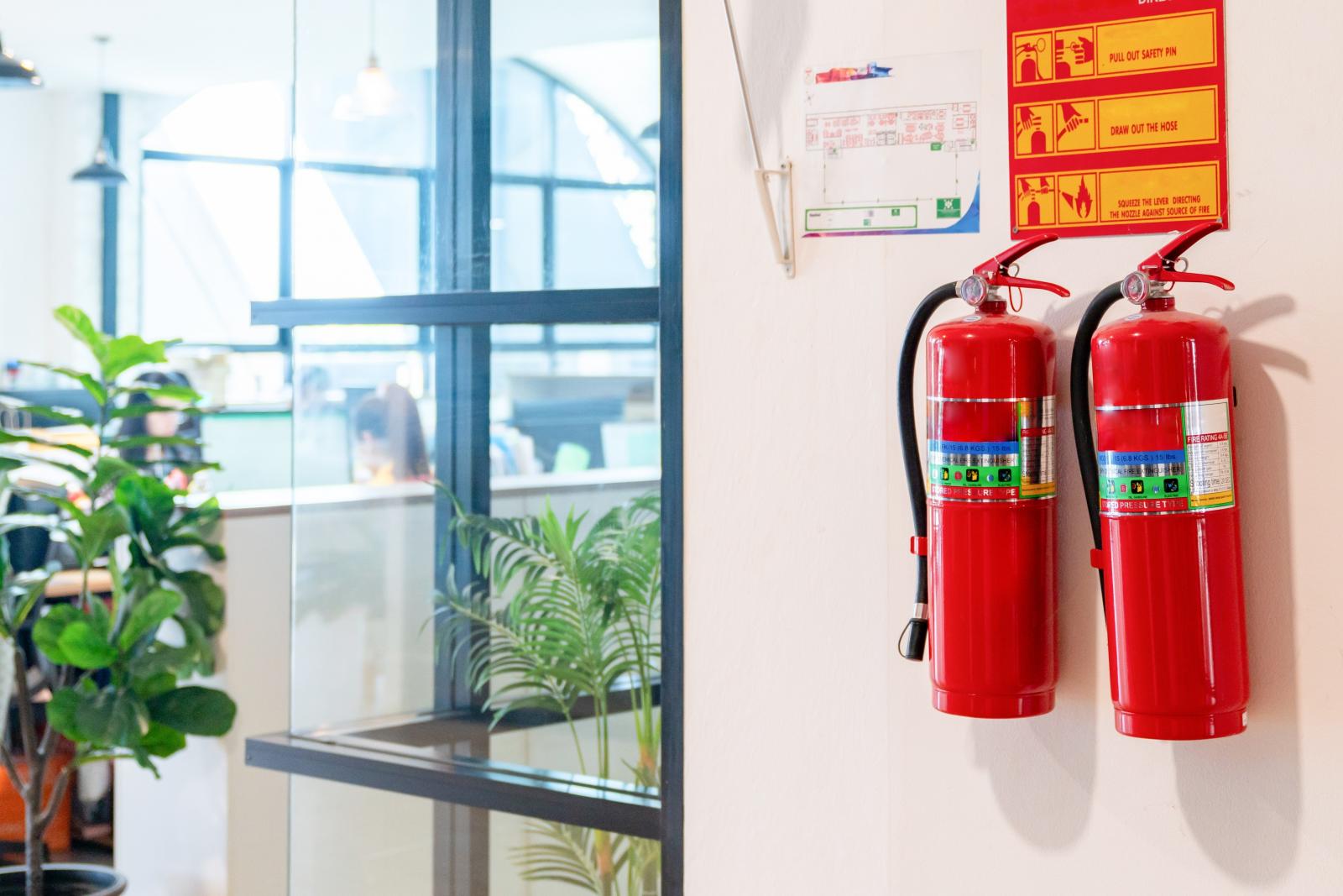 Figyelmeztet a svájci bártűz, Magyarországon több közösségi létesítmény még a jelenleg hatályos előírásoknak sem felel meg