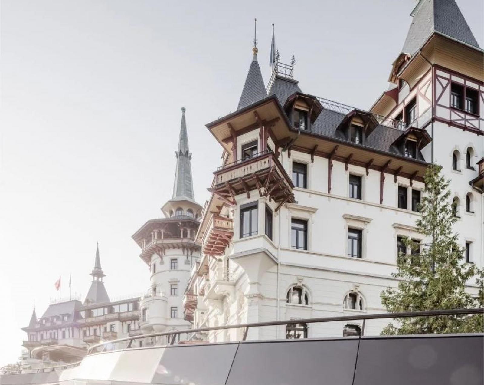 Hadházy Ákos szerint Orbán Viktor Svájc egyik legdrágább luxusszállodájában szállt meg, amikor kiugrott Donald Trumphoz Davosba