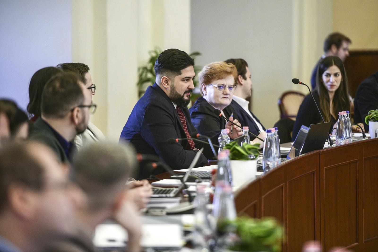 Elég kemény, nem? – kérdezi a fővárosi fideszes képviselő, miközben egy kocsiját toló hajléktalant vesz videóra