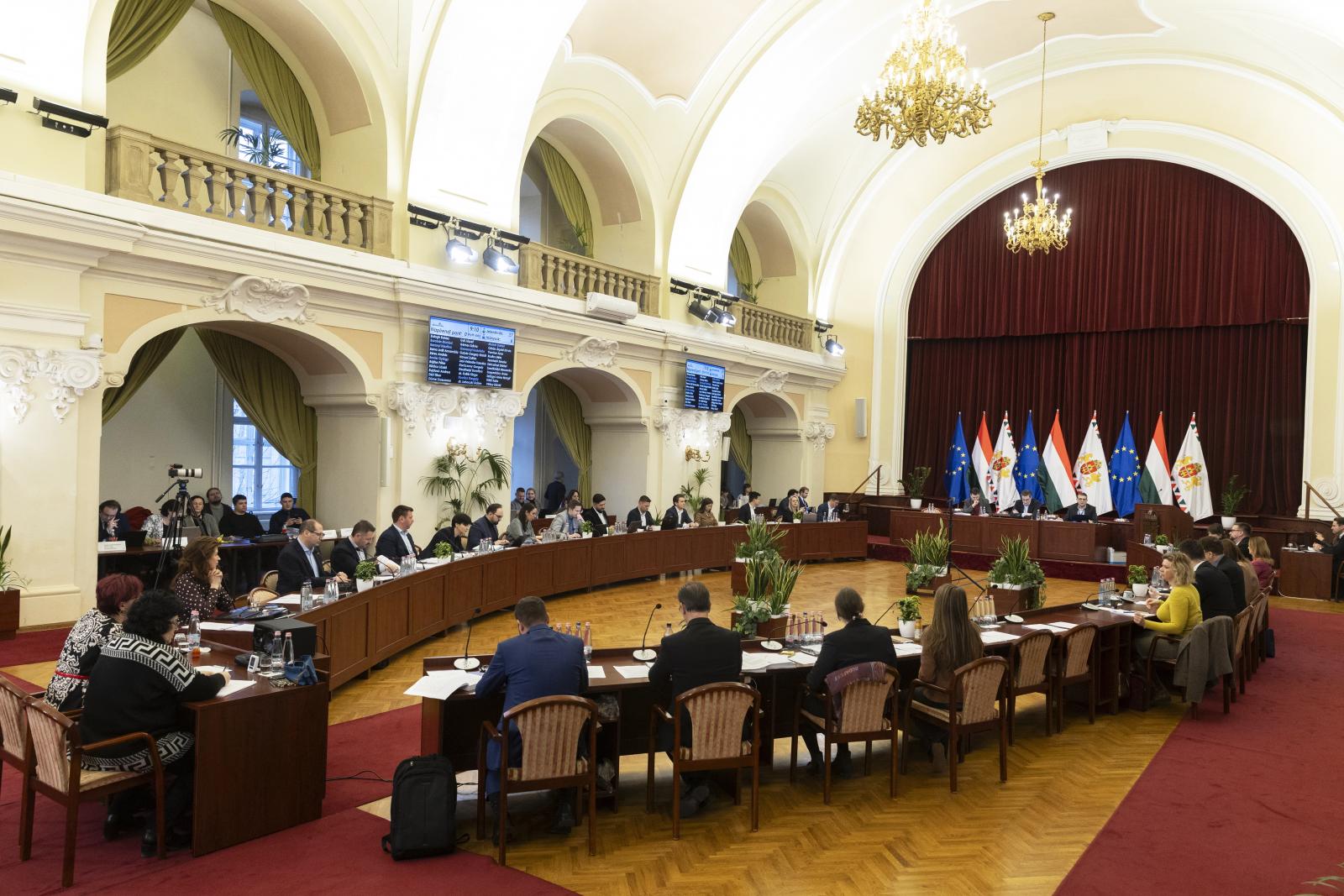Elkezdődött a Főváros Közgyűlés valaha volt egyik legszürreálisabb ülése