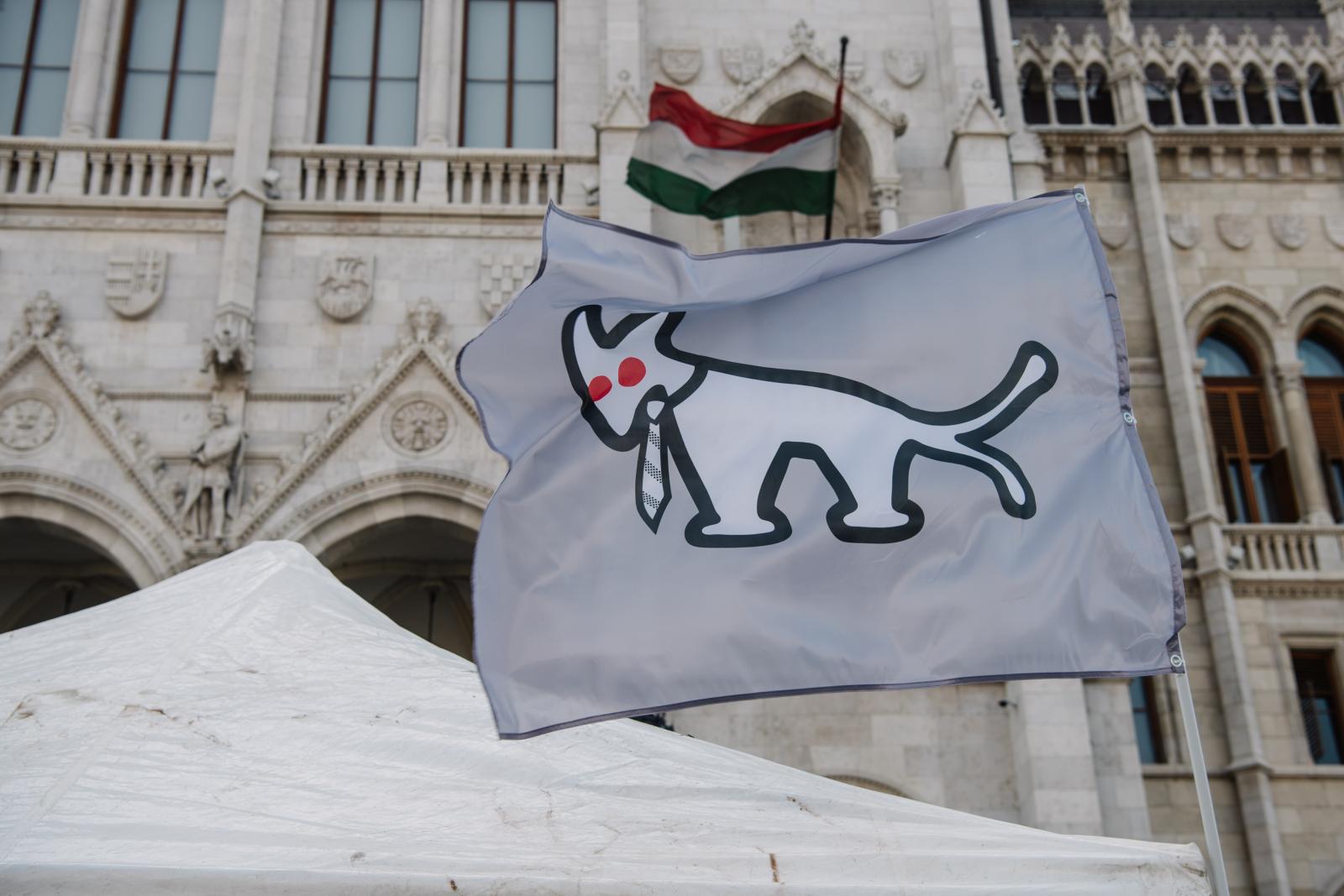 Bocsánatot kért a Magyar Kétfarkú Kutya Párt, amiért vécékefével ragasztották le az emlékműveket a Muzsikus cigányok parkjában