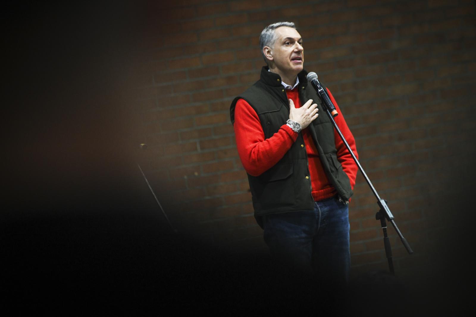 Videó: „Nem fogadjuk el a bocsánatkérést! Mondjál le!” – Elszabadultak az indulatok, roma tüntetők zavarták meg Lázár János gyöngyösi fórumát