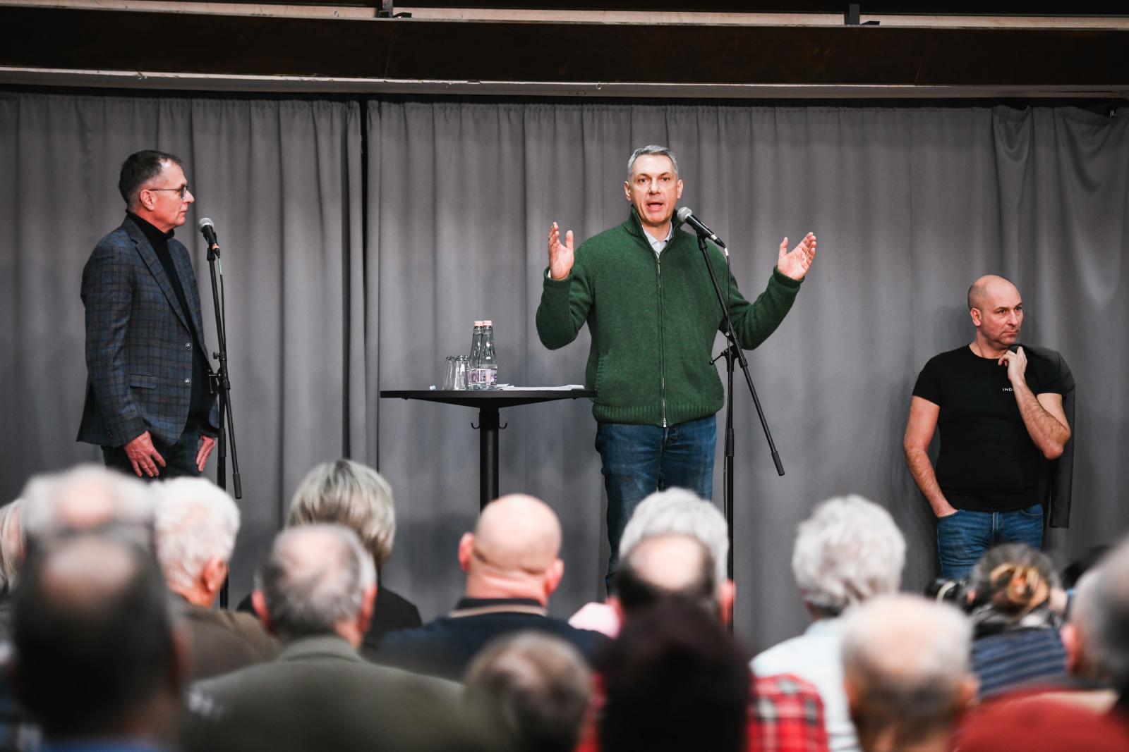 Lázár János közölte, azoknak, akik nem hagyták magukat megvezetni elmondta, hogy értette a „félremagyarázott mondatait”