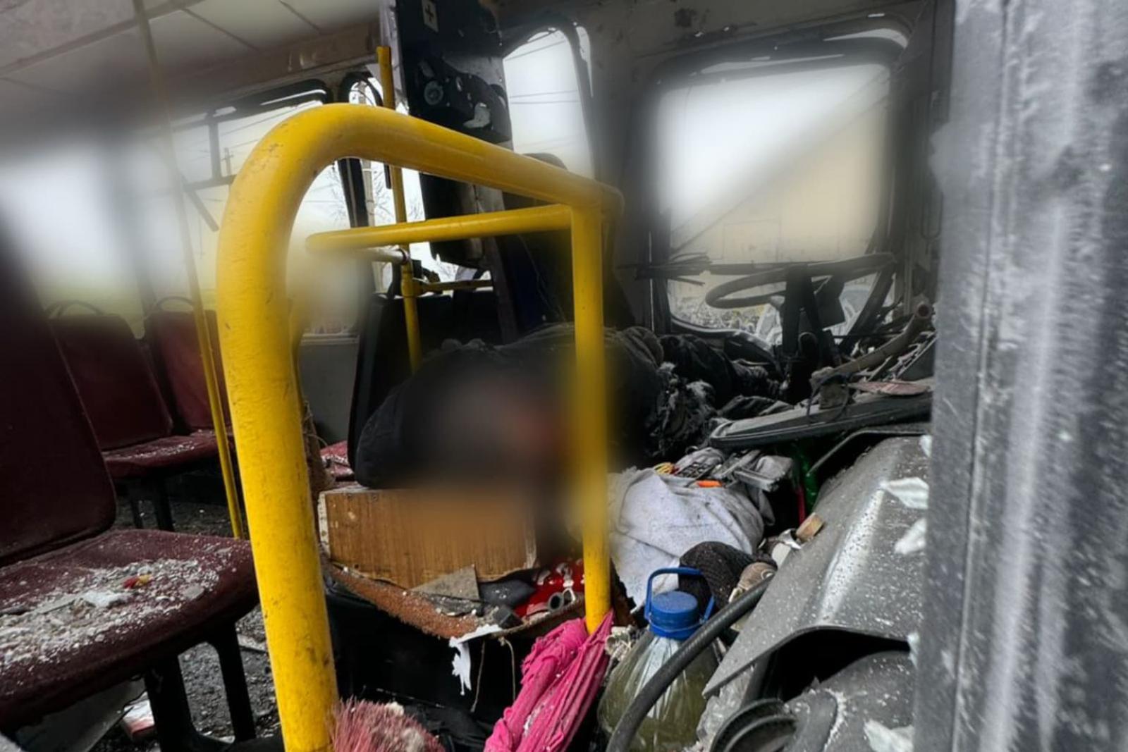 Civileket szállító buszra nyitottak tüzet az oroszok Herszonban, a sofőr meghalt, többen megsebesültek