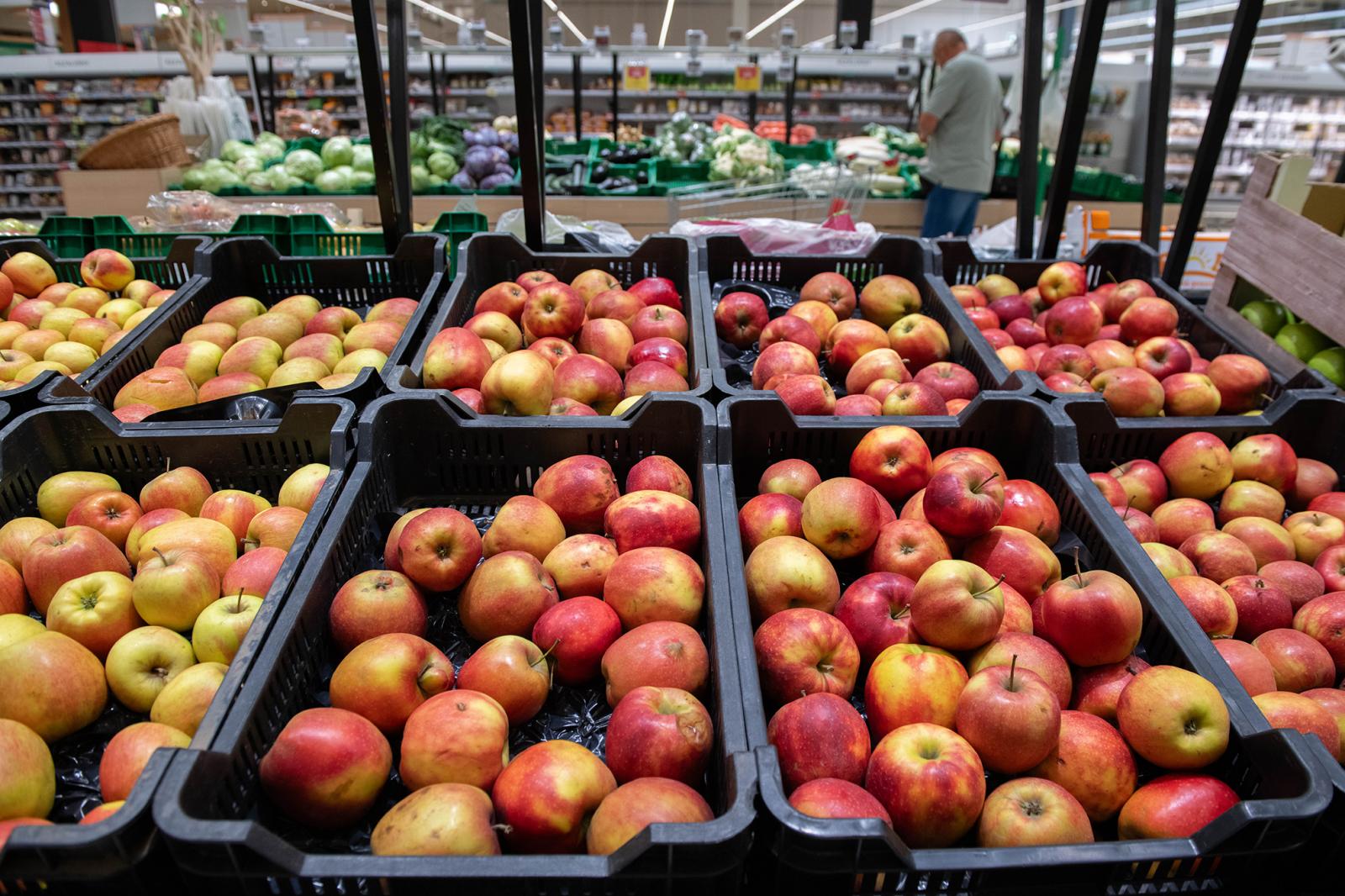 Vegyszerek az almákban – Elvégezték a vizsgálatot, mindegyik magyarországi gyümölcs fennakadt rajta