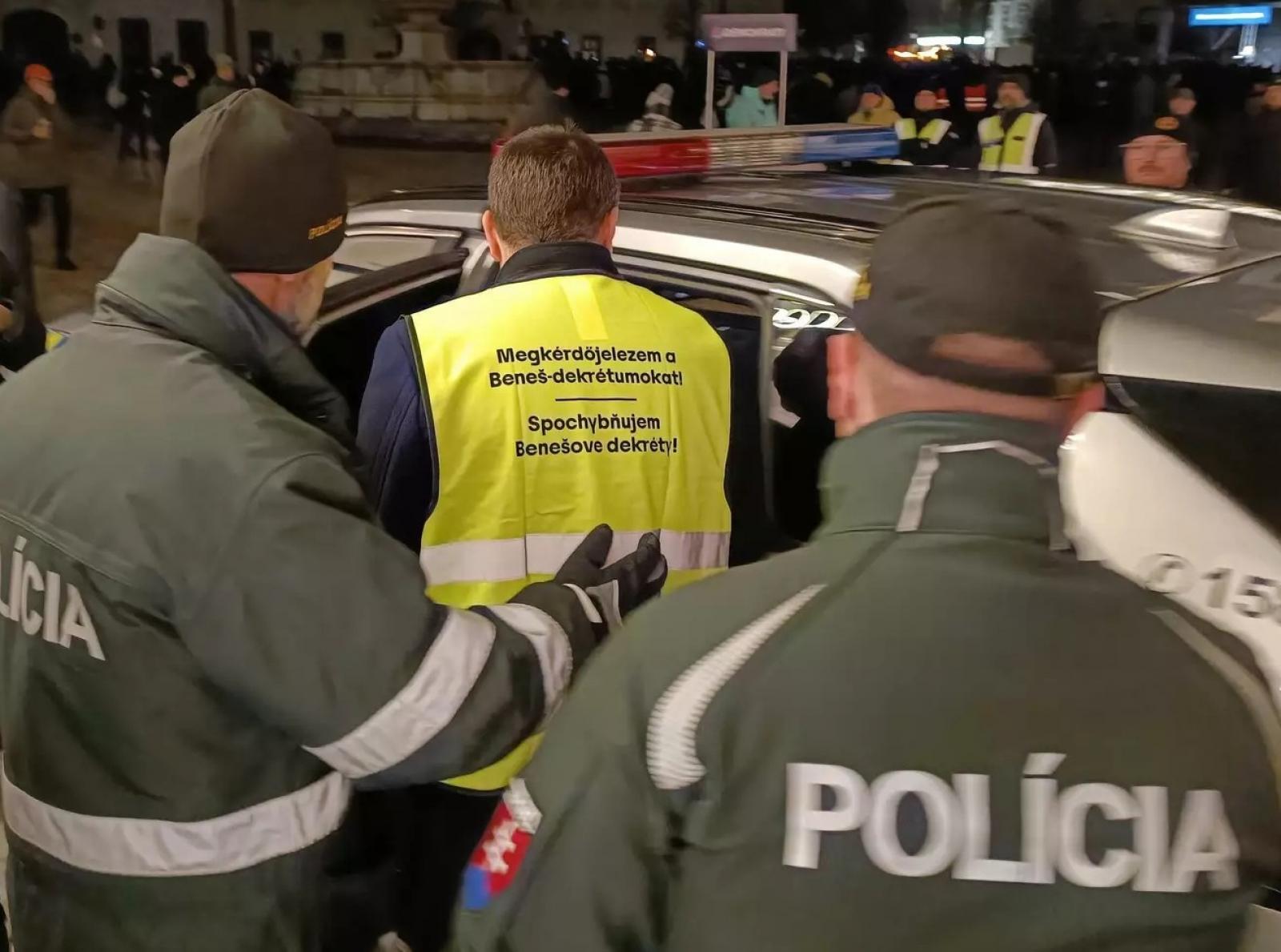 Rendőrök vitték el egy magyar politikust a pozsonyi tüntetésről, mert nem vette le a láthatósági mellényét a felirattal, hogy megkérdőjelezi a Beneš-dekrétumokat