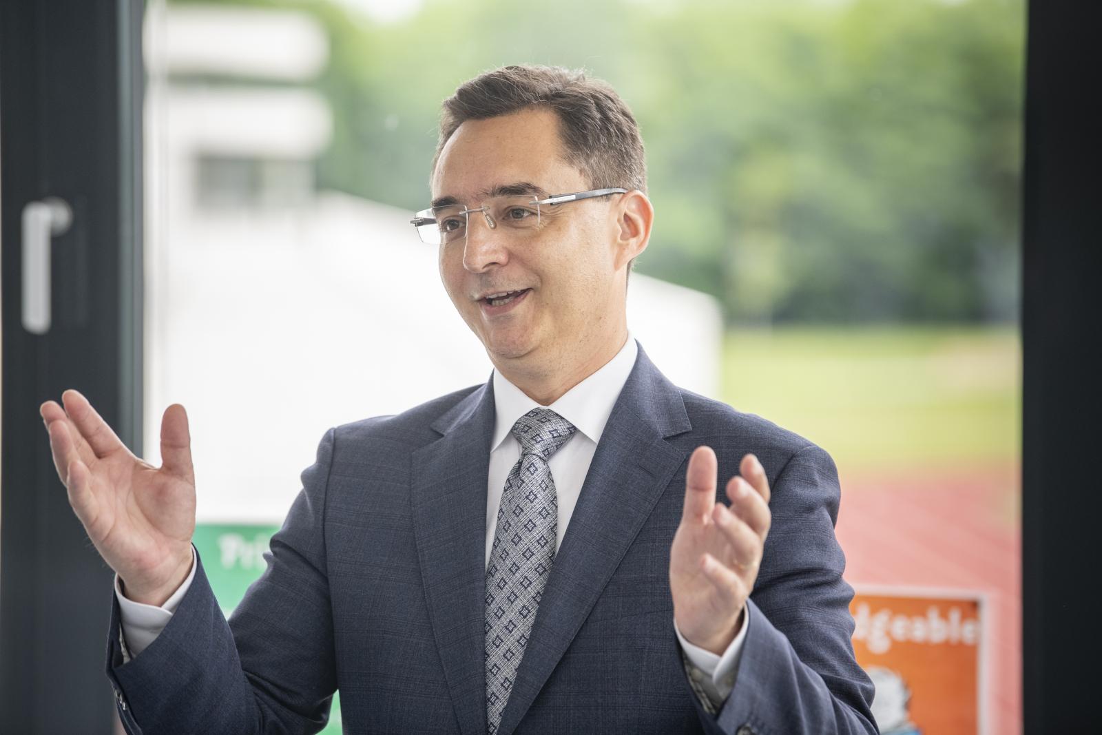 Debrecen fideszes polgármestere elítélte a Tisza Párt aktivistáit érő baltás támadást