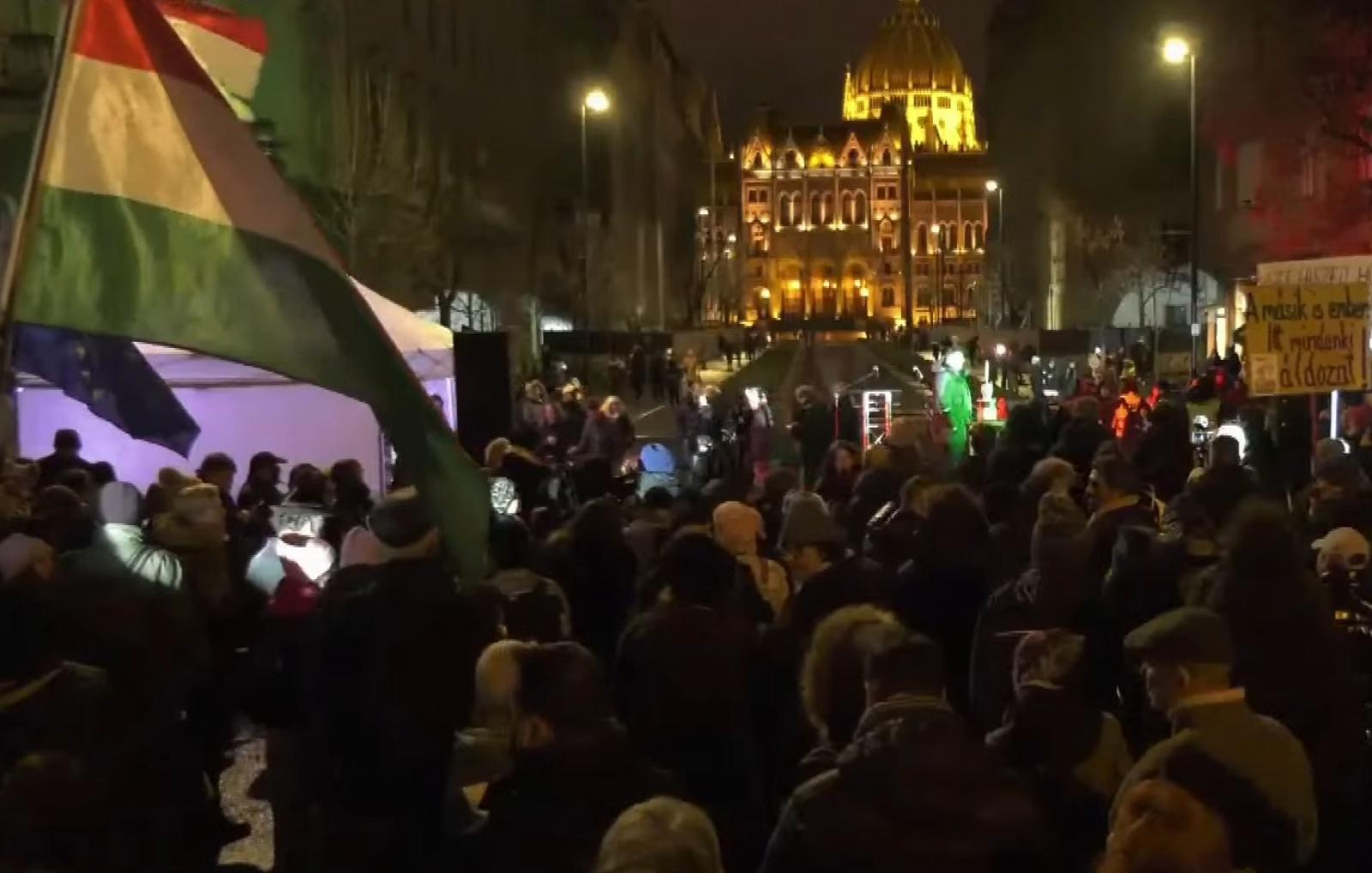 Több százan tüntetnek Lázár János minisztériuma előtt a romákért