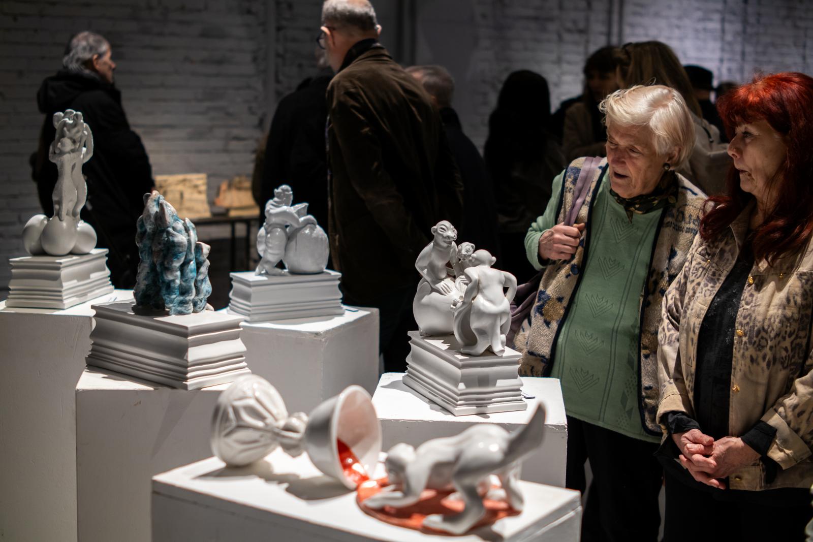 Inflálódó mítoszok, avagy szarkazmus és kerámia szándékos találkozása a boncasztalon