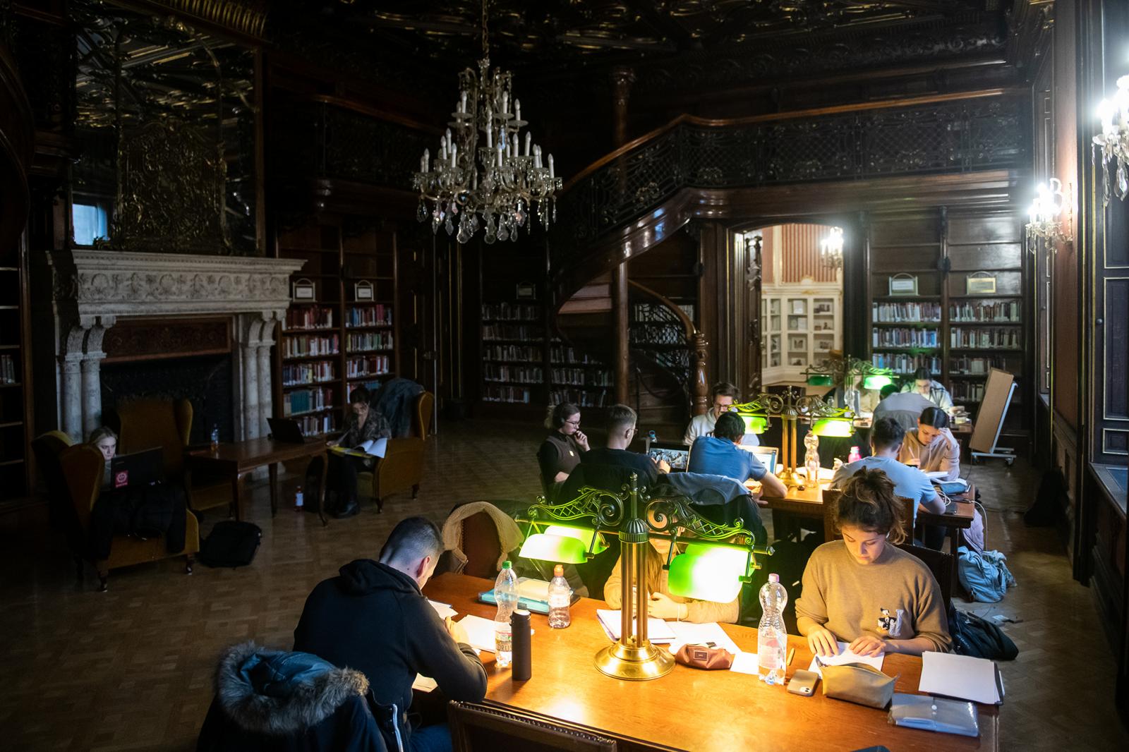 Látványosan nőtt a könyvtárba járó fiatalok száma Magyarországon, az embereknek meg kezd elegük lenni a disztópikus történetekből