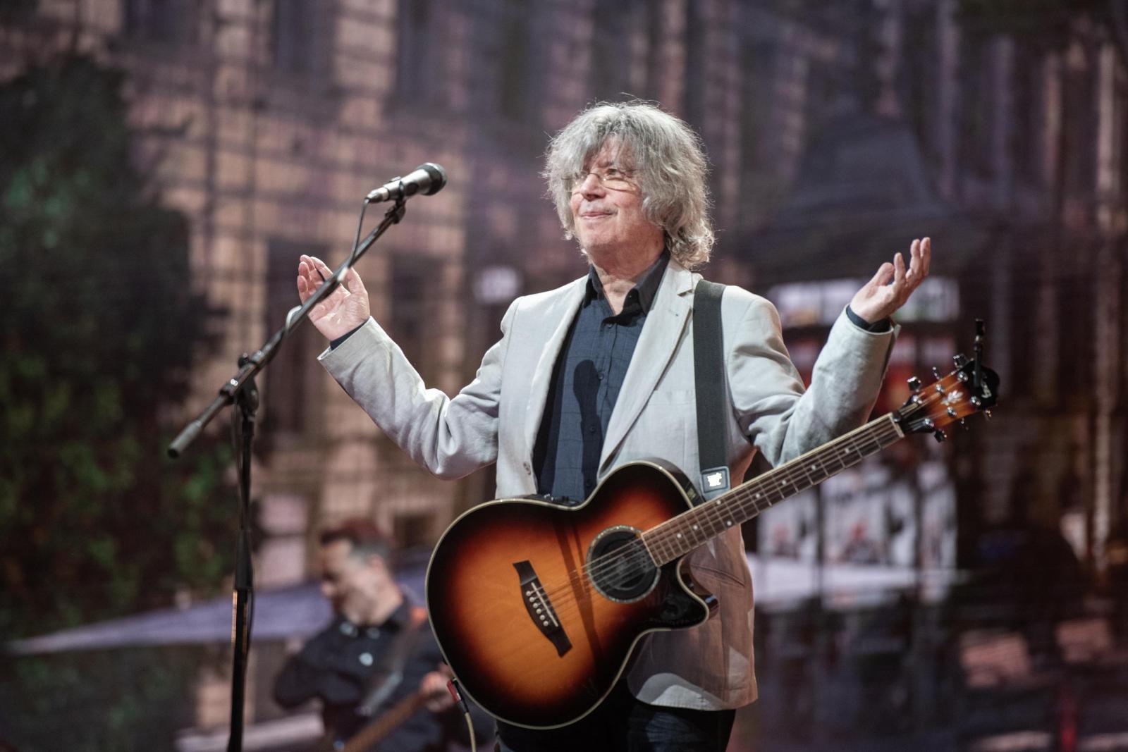 Demokráciadíjat kapott Bródy János, aki egy nappal a parlamenti választás előtt búcsúzik a közönségtől