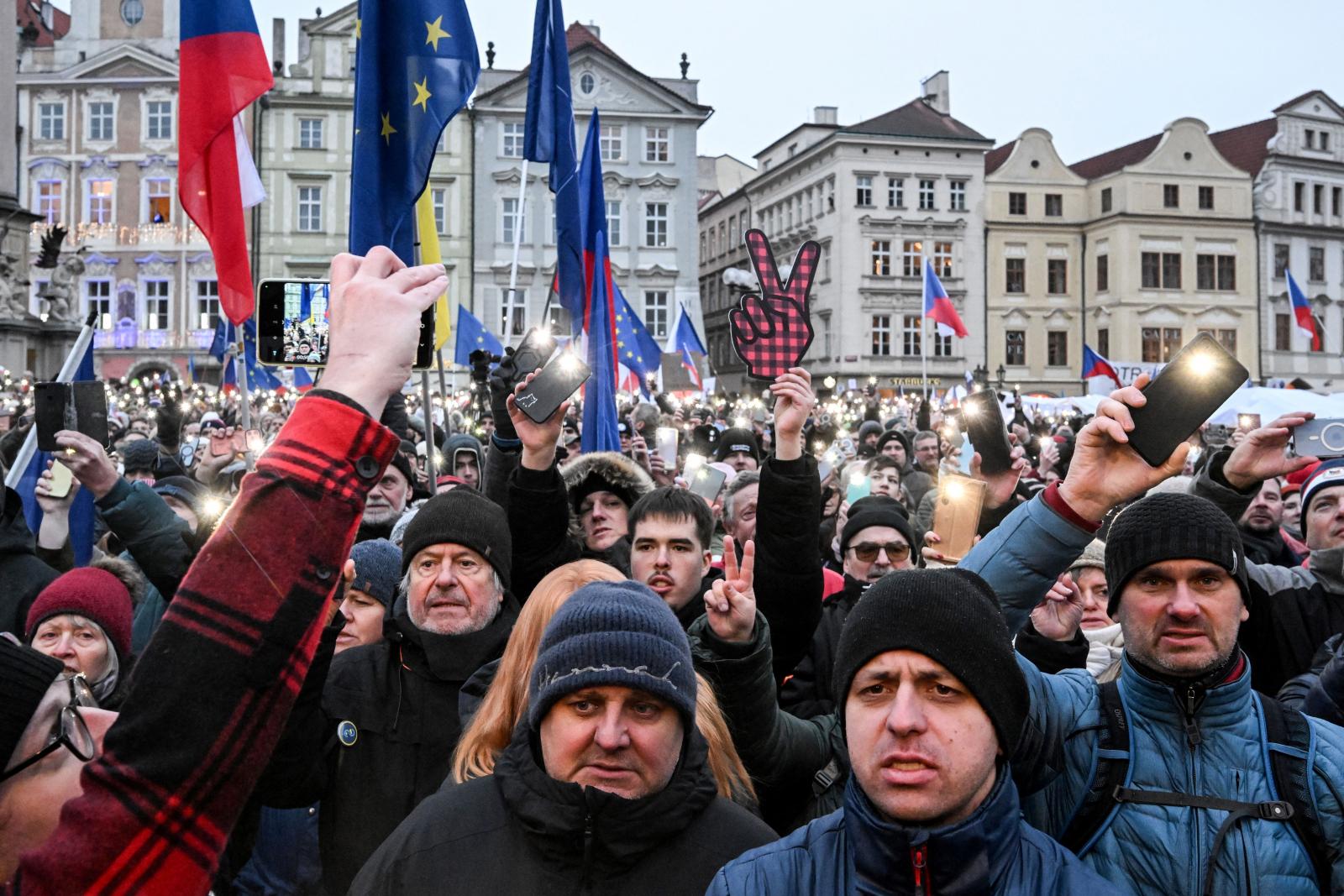 Több tízezer ember állt ki a kormány ellen, az elnök mellett egy prágai tüntetésen