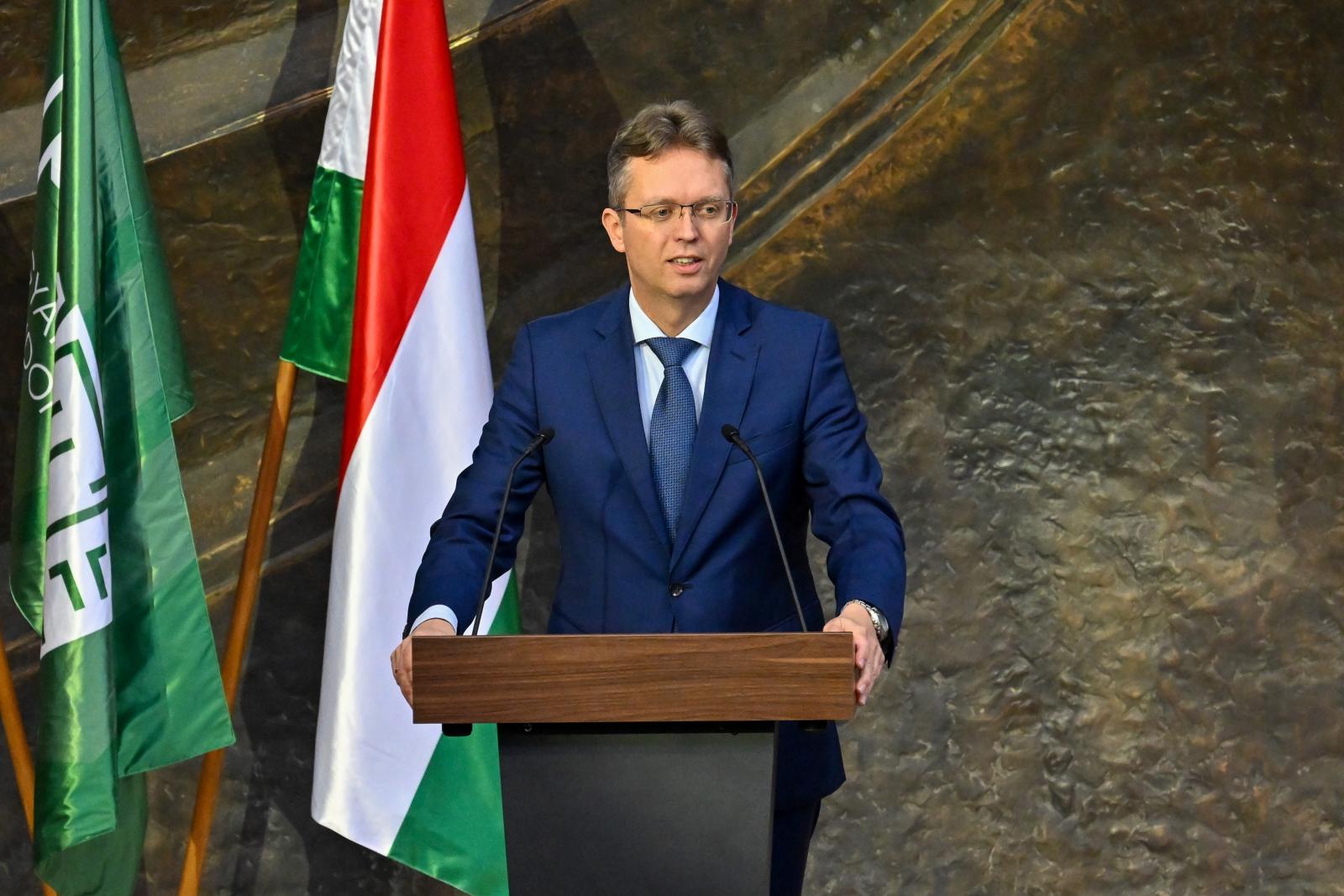 Hankó Balázs közölte, a HUN-REN kutatóközpontjai mégis hozzáférnek az EU-s támogatásokhoz