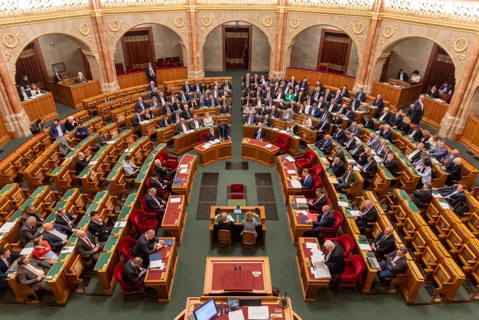 Kivonultak a kormánypárti képviselők a rezsiügyben összehívott rendkívüli parlamenti ülésről