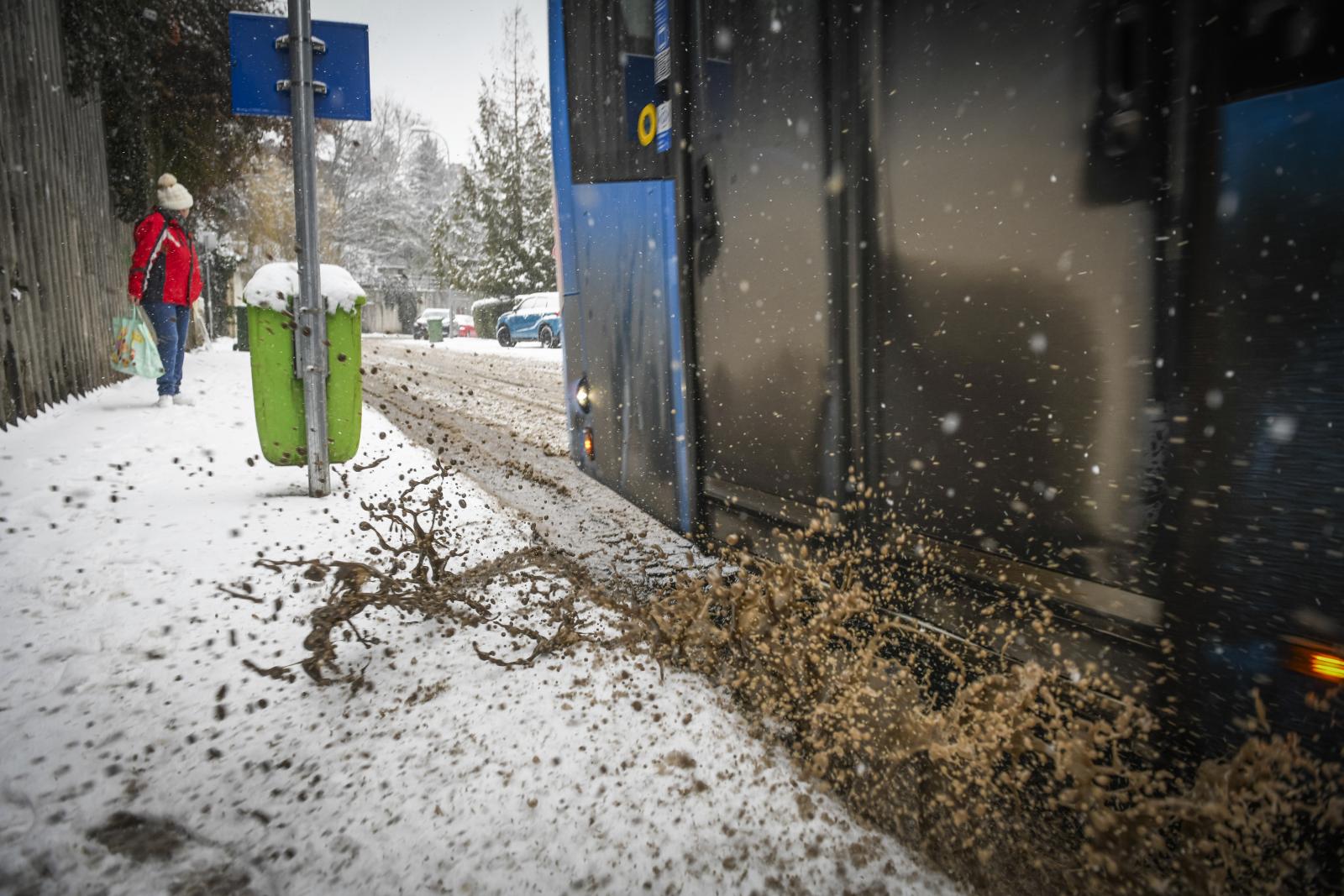 Hó és ónos eső taszítja újra káoszba a közlekedést Budapesten és Magyarország jelentős részén