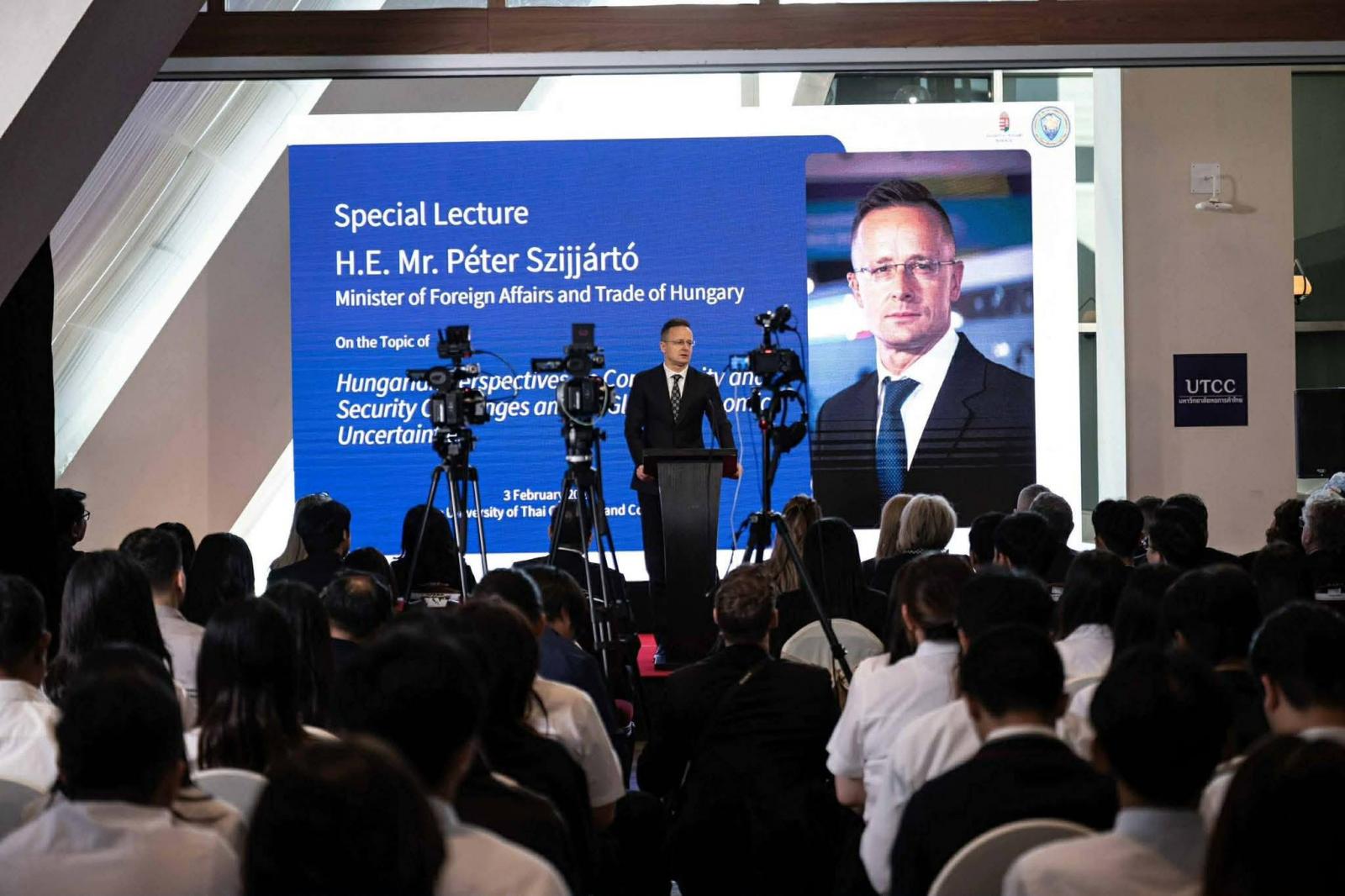 Szijjártó Péter Thaiföldön diákok előtt ecsetelgette, hogy az európai mainstream egy nagyon agresszíven liberális irányzat