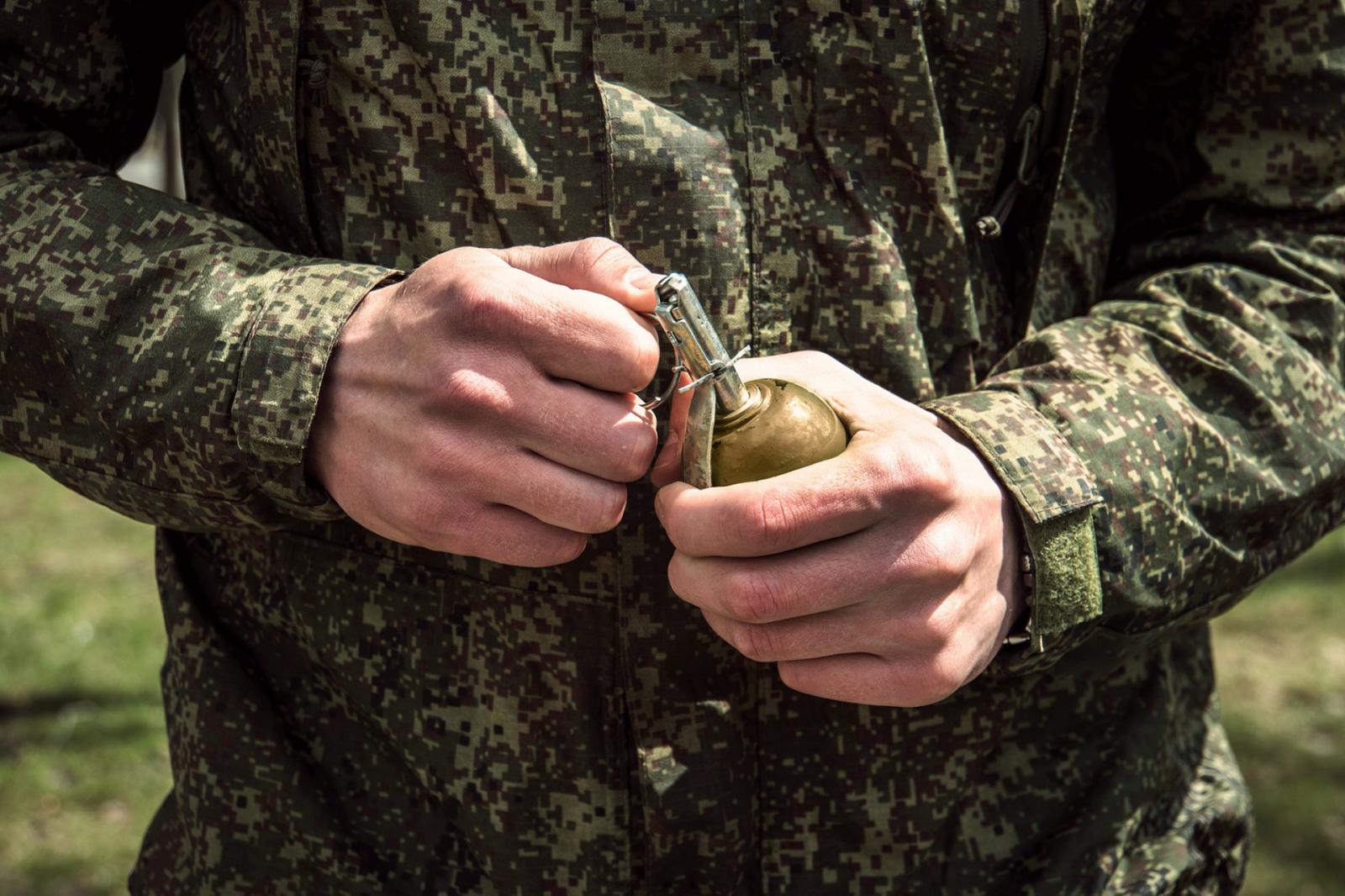 Háborús szorongást okoz a magyar diákoknak vetített kézigránátos oktatófilm