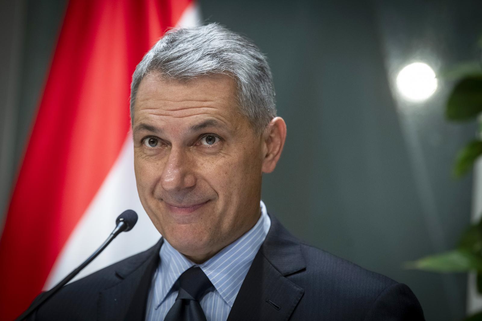 Lázár János kínjában azt állította, hogy a saját pénzéből fizeti a Lázárinfókat – Videó!