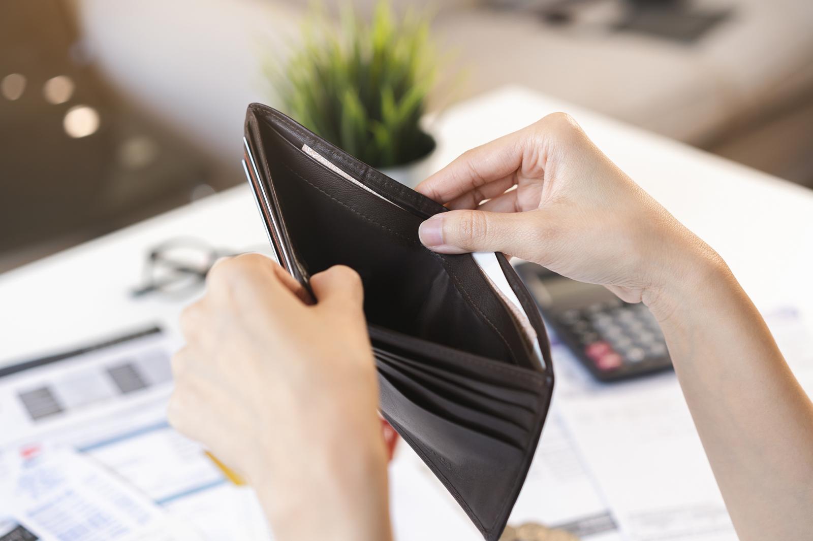 Hiába kommunikálja az Orbán-kormány sikerként, továbbra is sereghajtó a magyar minimálbér