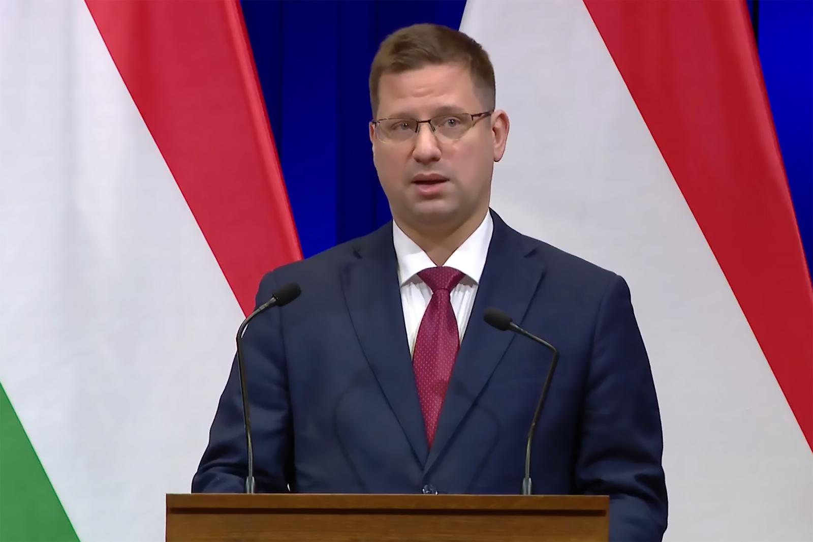 Gulyás Gergelyt megkérdezték, hány orosz állampolgárt tiltottak ki Magyarországról a Munkács elleni rakétámadás miatt