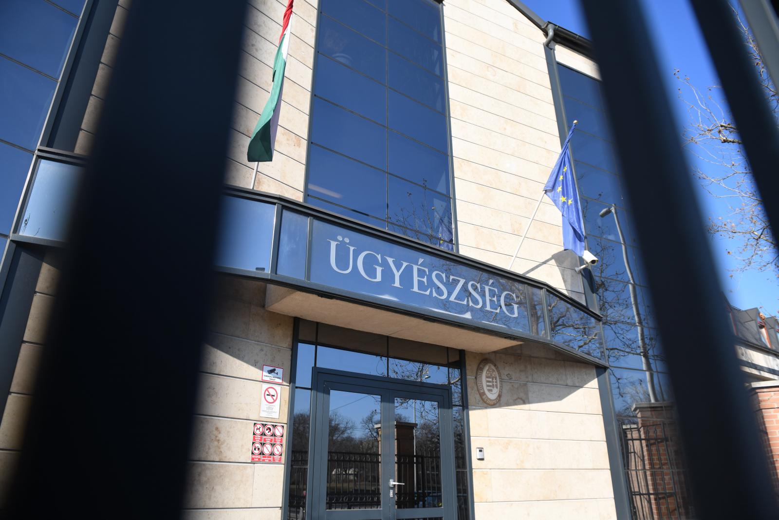 Őrizetbe vettek, gyanúsítottként hallgatnak ki egy főügyészségi ügyészt