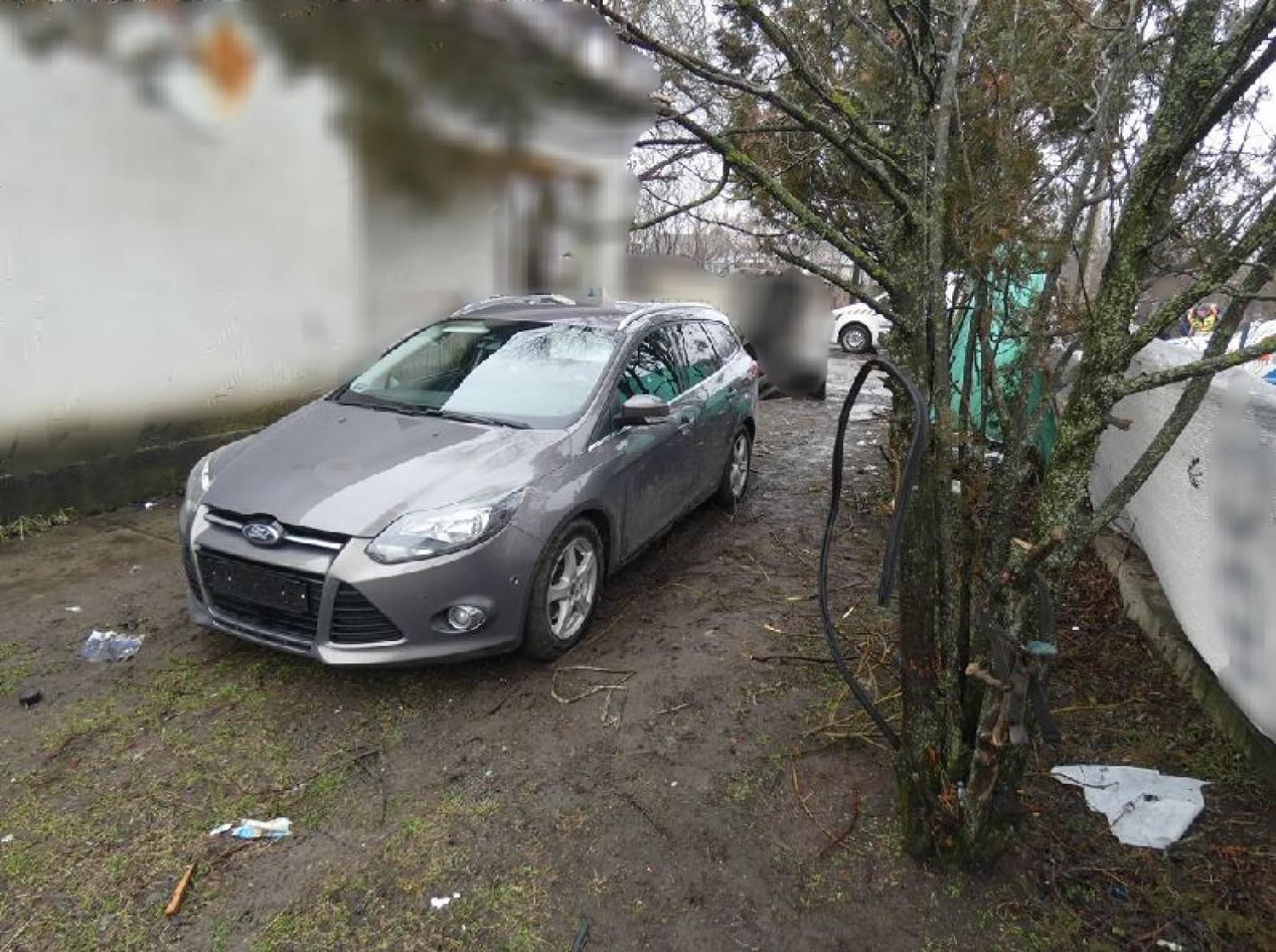 A benne ülő 5 éves kisfiúval együtt lopott el egy autót a fiatal tolvaj Sülysápon