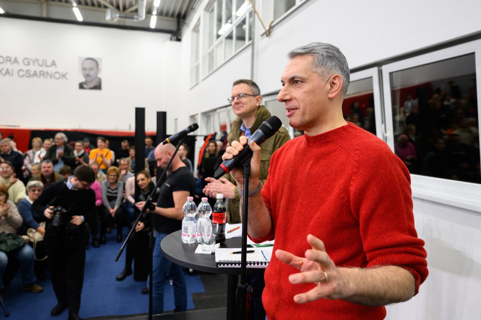 Lázár nem árulja el, mennyibe kerül az adófizetőknek az ő fóruma, Rétvári szerint csak beszélgetnek az emberekkel