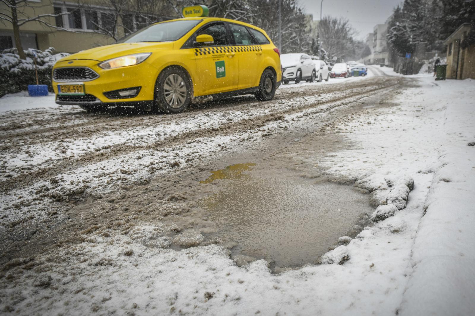Ez itt Magyarország, kátyútól kátyúig vezet az út