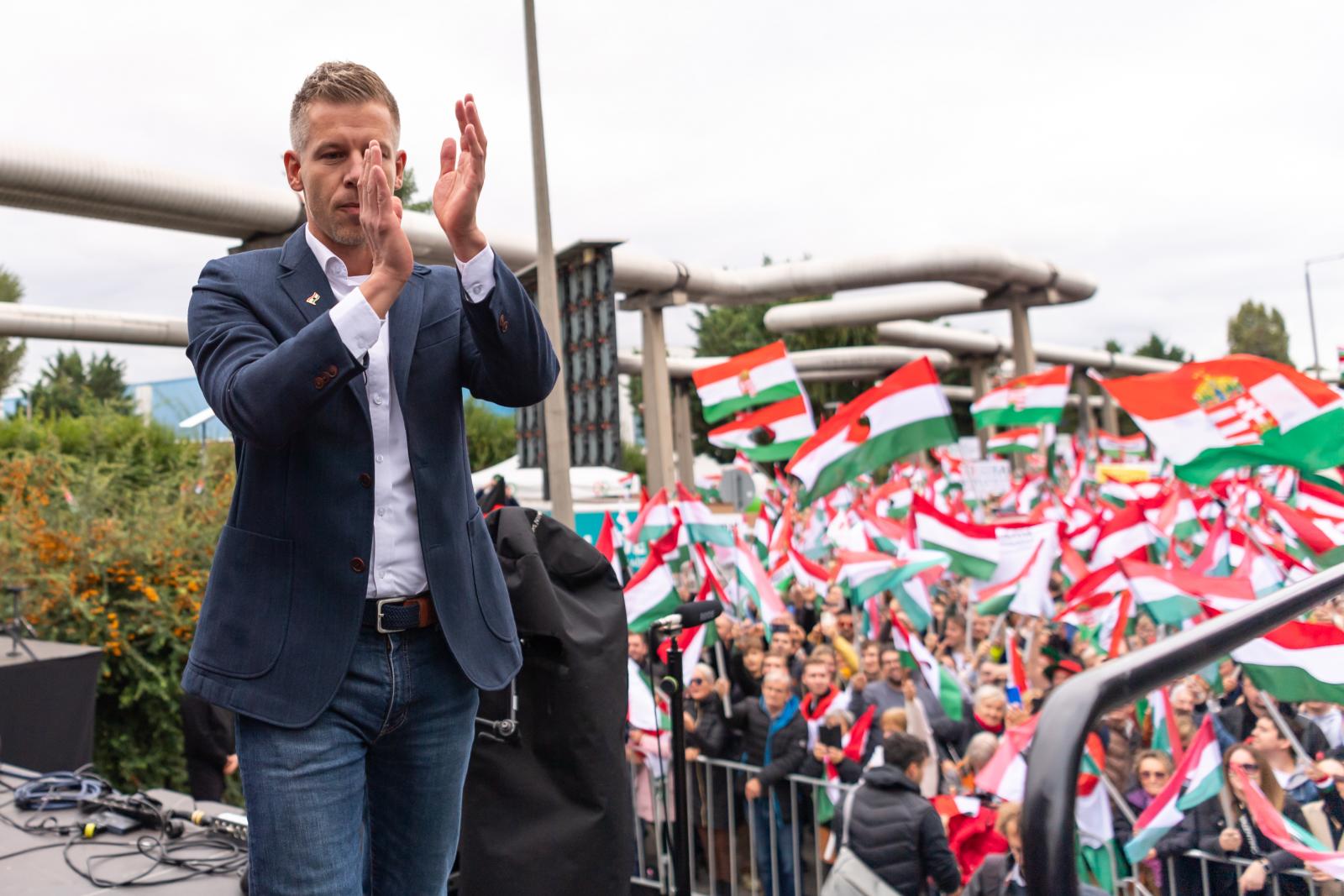 21 Kutatóközpont: Vezet a Tisza, de a Fidesz-szavazók a magabiztosabbak