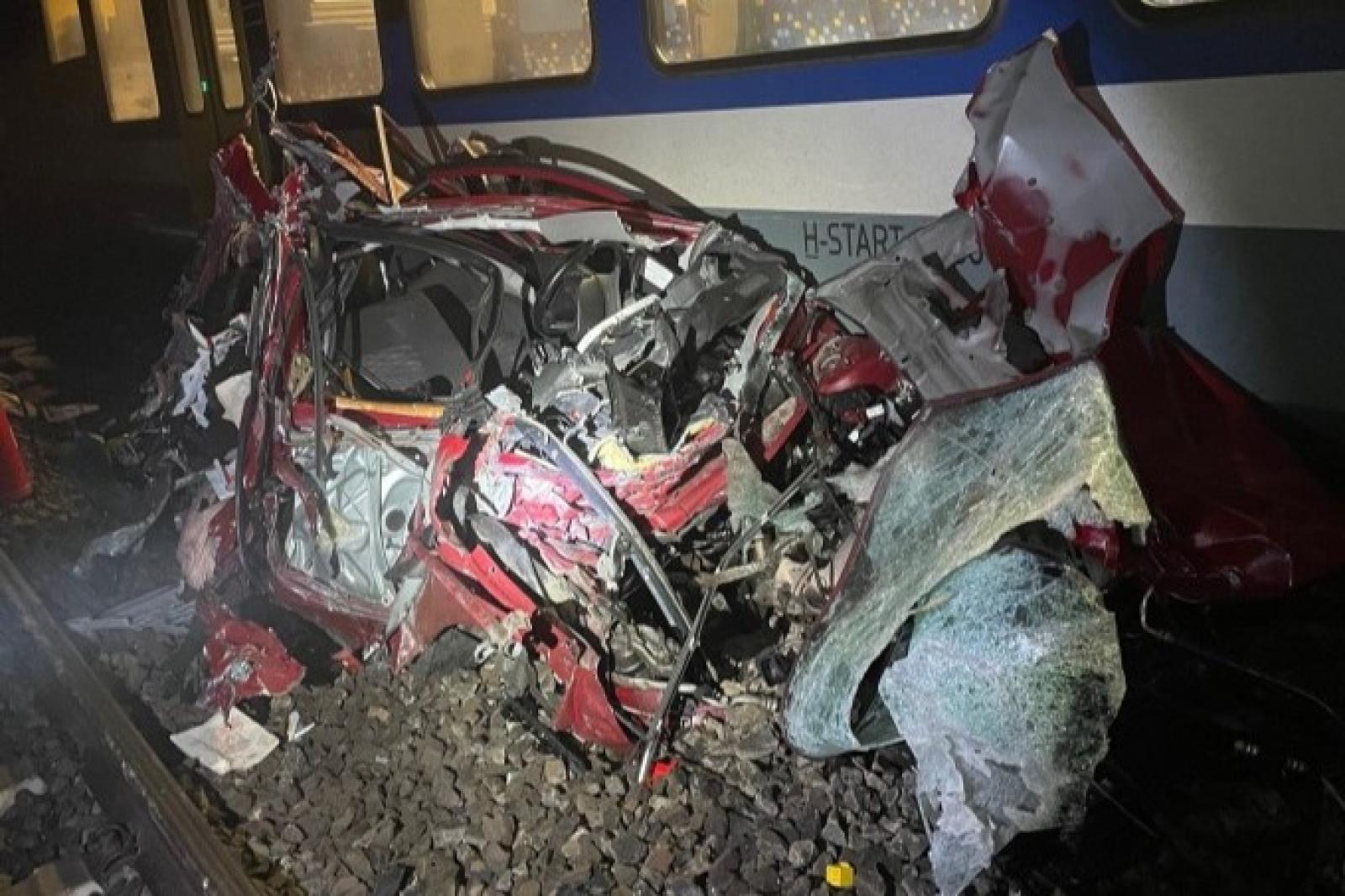 Két vonat is belehajtott egy üresen álló autóba Isaszeg és Pécel között