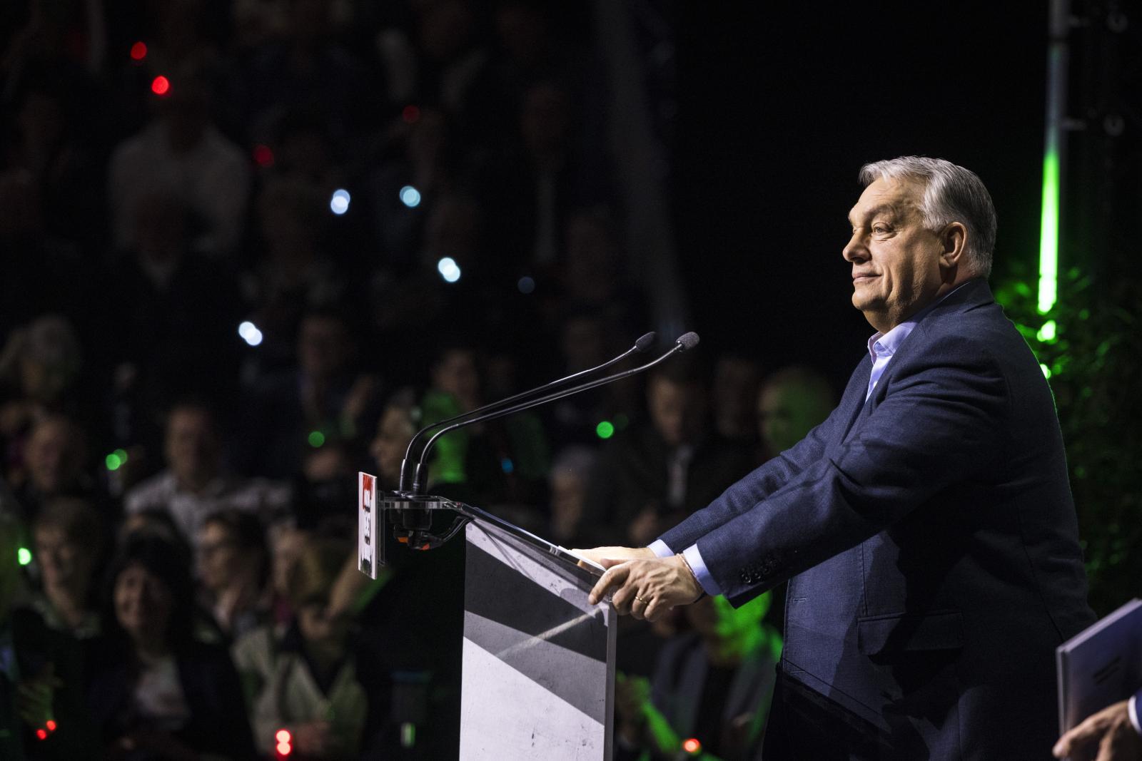 Orbán Viktor felszólította a magyar fiatalokat, hogy az Európai Unió ellen lázadjanak az ő kormánya helyett