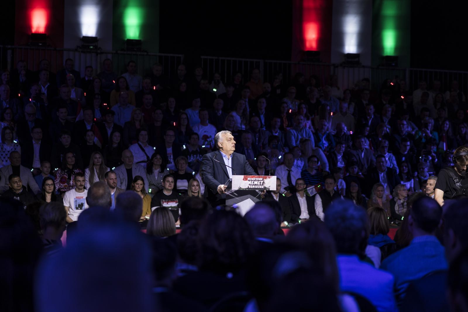 „A fehér ember meg kimegy, és az osztrákoknak pucolja a vécét. Na, akkor mi van?” – Videó a szombathelyi DPK-nagygyűlésről