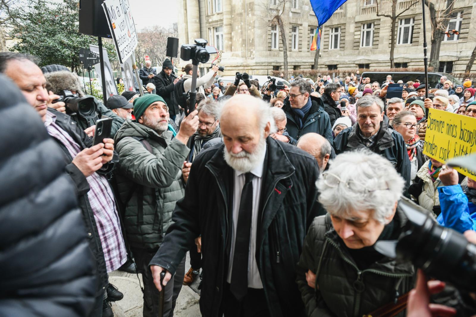 Elkezdődött a büntetőper, a hivatalos személy elleni erőszakkal vádolt Iványi Gábort az sem érdekli, ha letöltendőt kap a NAV-razzia miatt