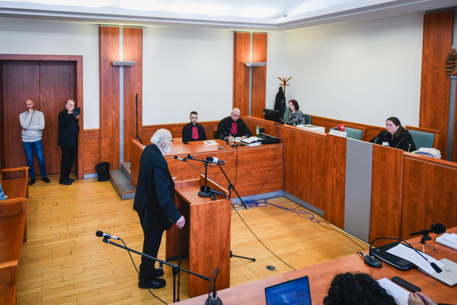 „Nem a Dankó utcában, hanem a Karmelitában kellene házkutatást tartani” – Senki nem ismerte el a bűnösségét Iványi Gábor és társai perében, jön a tárgyalás