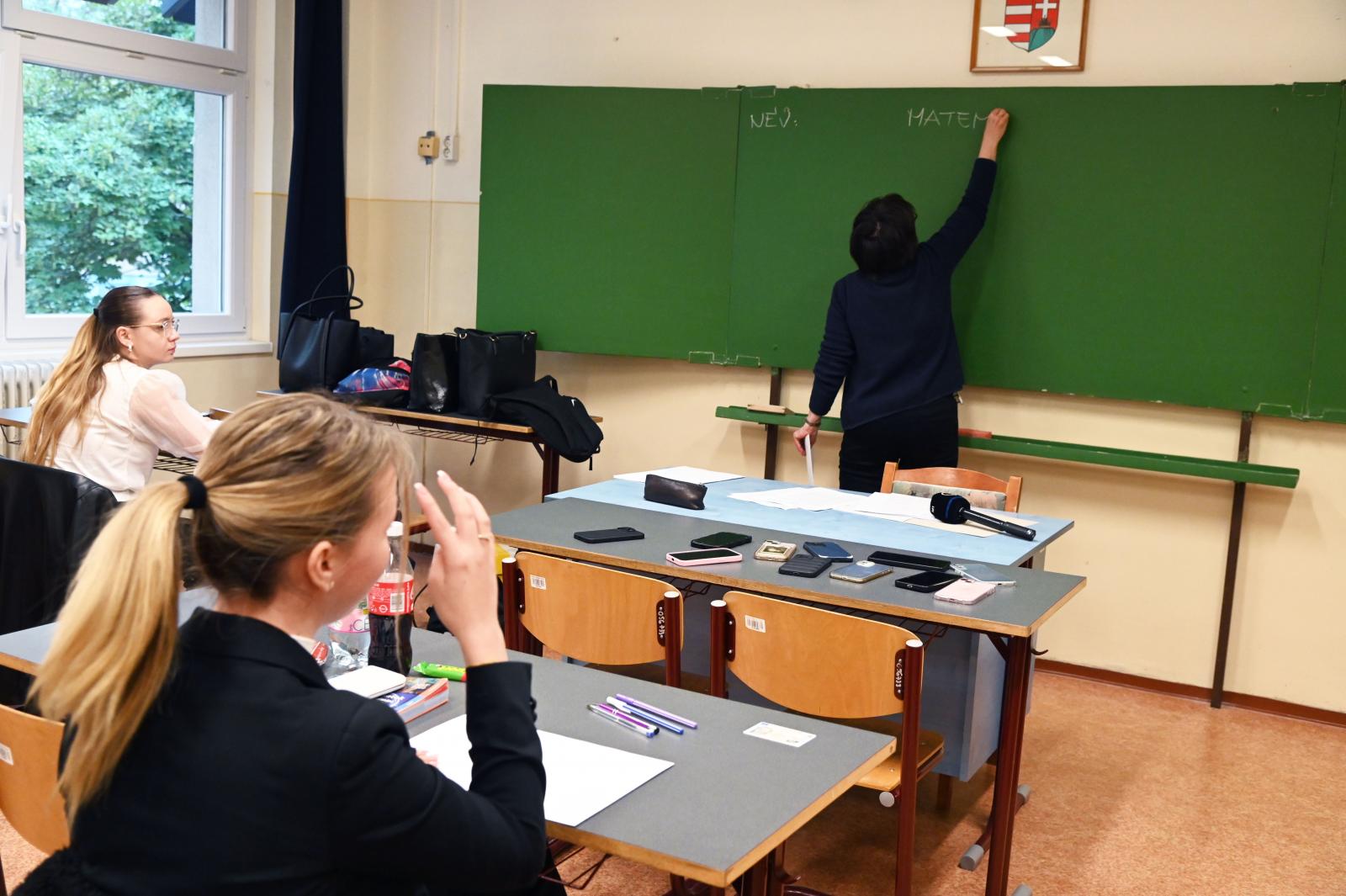 Duplán büntettek a tankerületi központok, a fegyelmi mellett kizárták a 2025 végi jutalmazásból a lázadó pedagógusokat