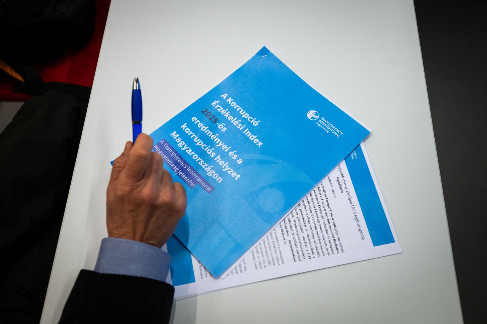 Magyarország már holtversenyben az EU legkorruptabb állama, a korrupció miatt zuhant be a gazdaság