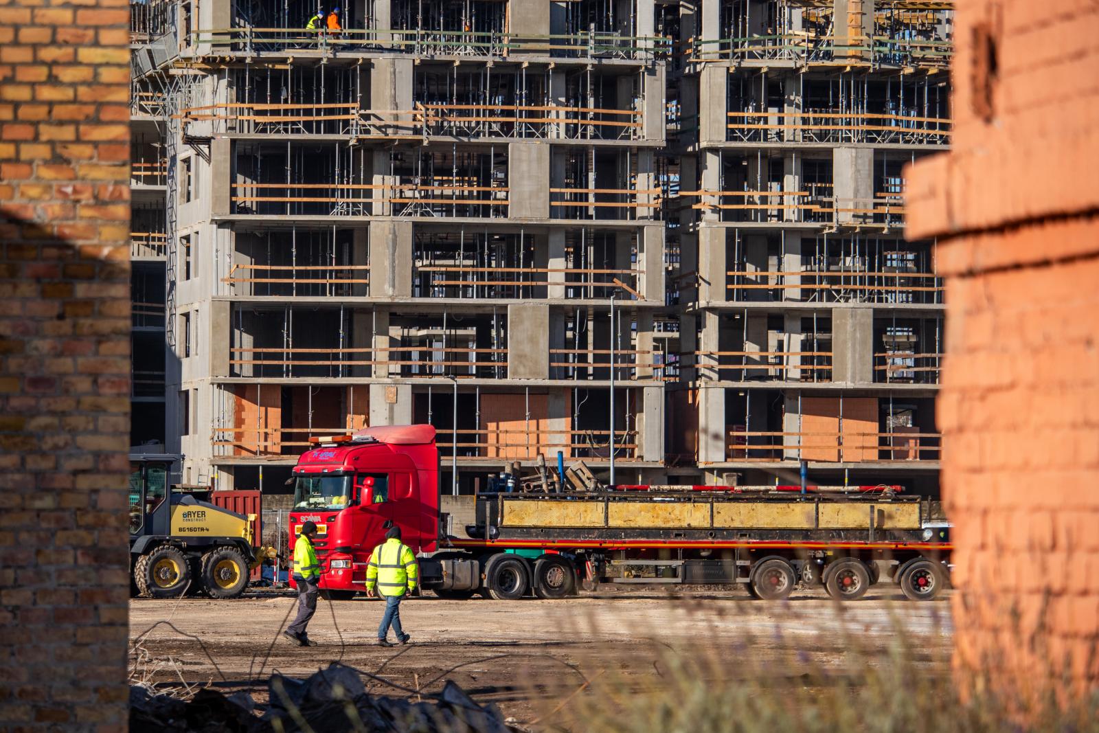 Éles váltás jöhet a lakáspolitikában, új panelprogramot és korszerűsítéssel elérhető rezsicsökkentést is ígér a Tisza Párt programja