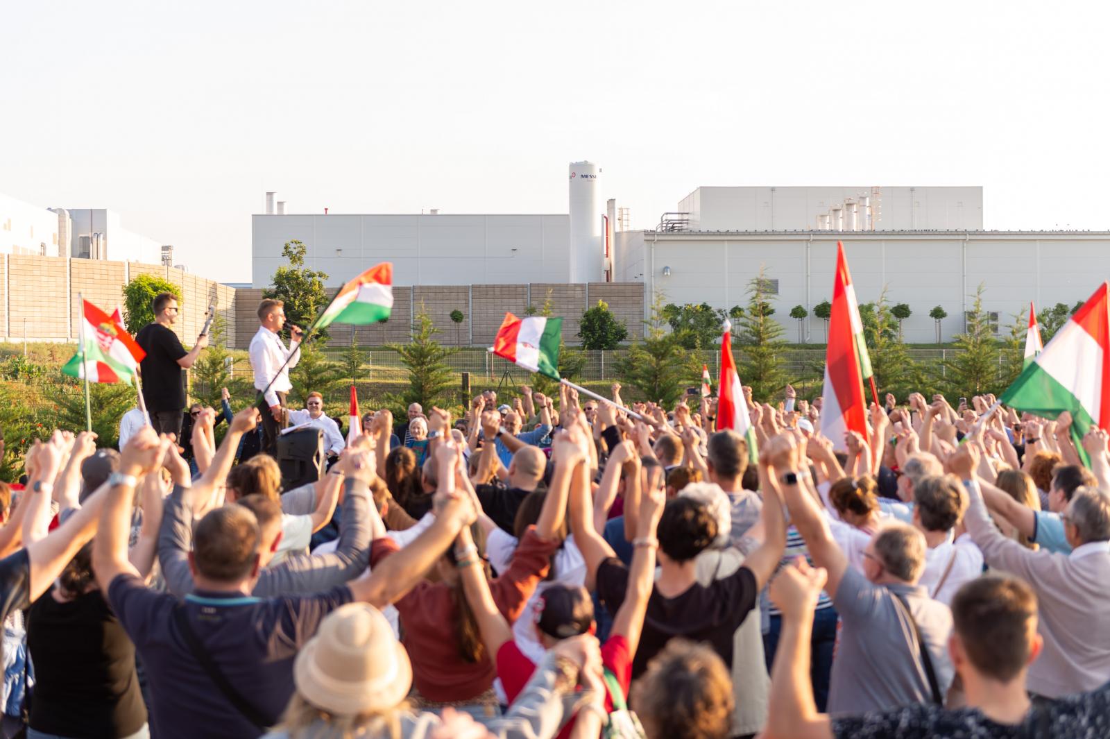 Magyar Péter személyesen Gödön akarja kérdezni a Samsung SDI-gyár vezetőit a mérgezésről