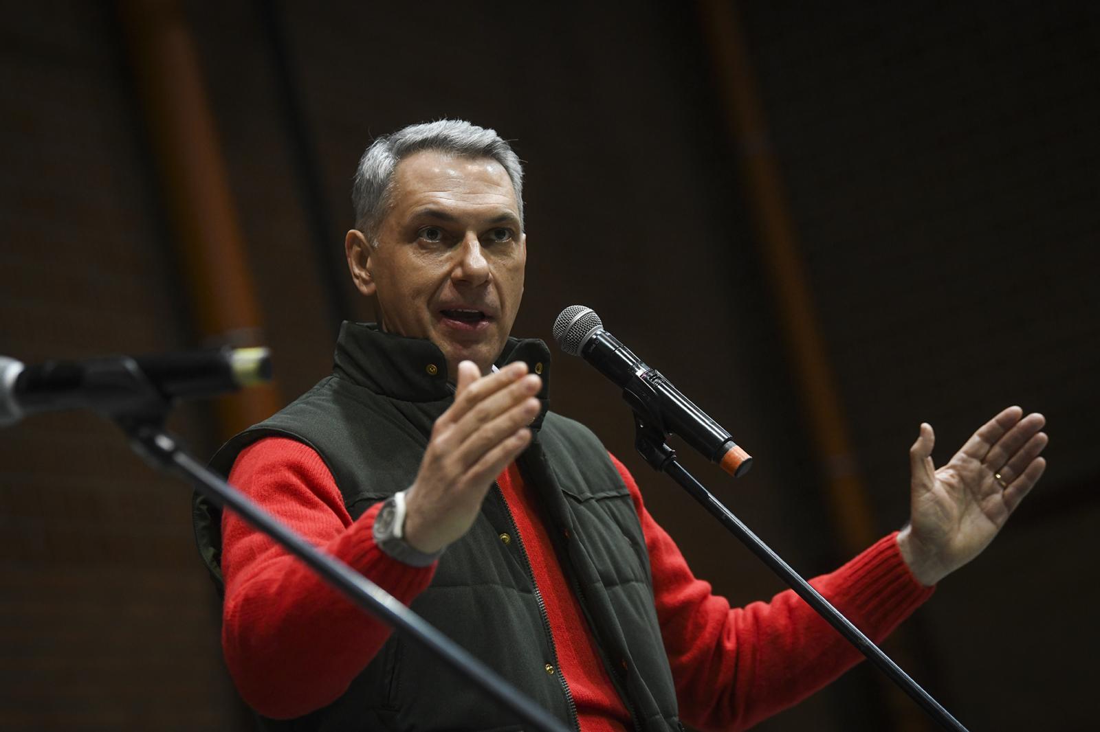 Zúgott a „Mocskos Fidesz!”, Lázár János vécékefét kapott a győri fórumán