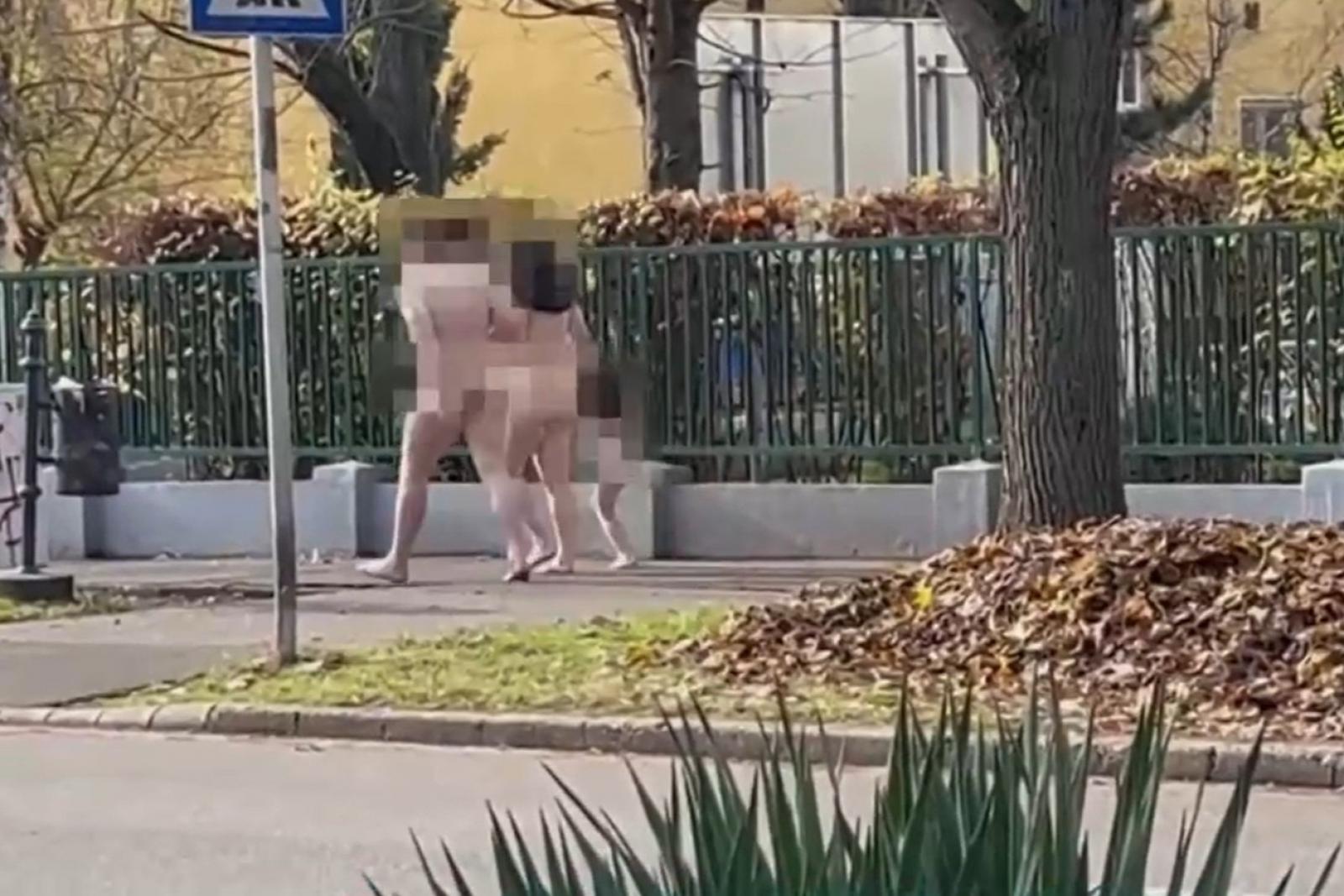 Kislányuk közelébe sem mehetnek a szülők, akik meztelenül sétáltak gyerekükkel az utcán Debrecenben, miközben sátánűző szöveget kántáltak